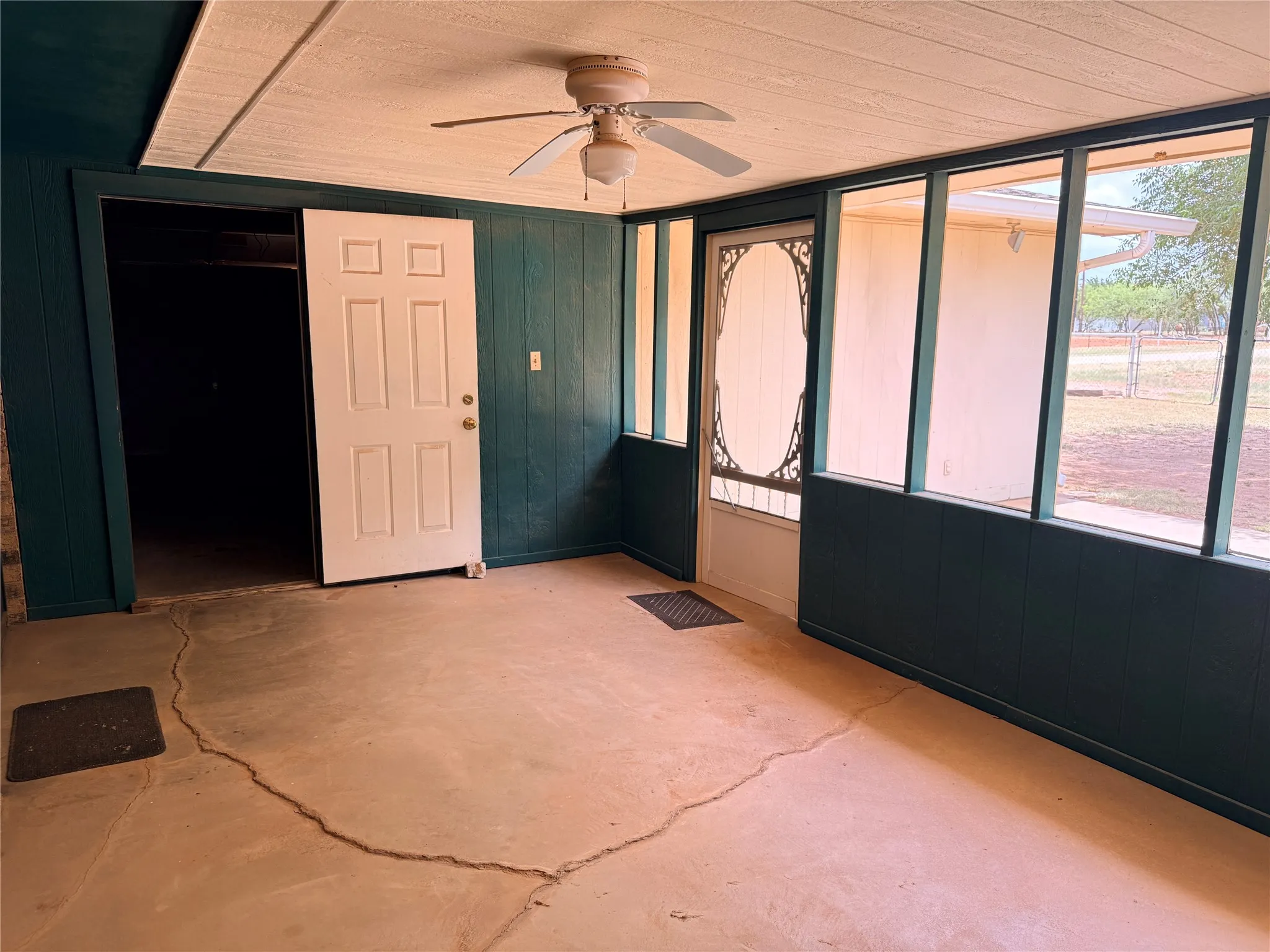 Single Family Residence For Sale in Stonewall County , 305 S Cleveland Avenue, Aspermont, Texas 79502, 2 Bedroom, 1 Bathroom, 2 Garage spaces, 1,374 Sqft, built in 1950, mls#21319837, Real Estate Agent in Aspermont, Homes For Sale in Stonewall county, Homes For Sale in Aspermont, Realtor in Aspermont Texas, Real Estate Brokerage Independent Realty Texas, Luminita Cordes Realtor