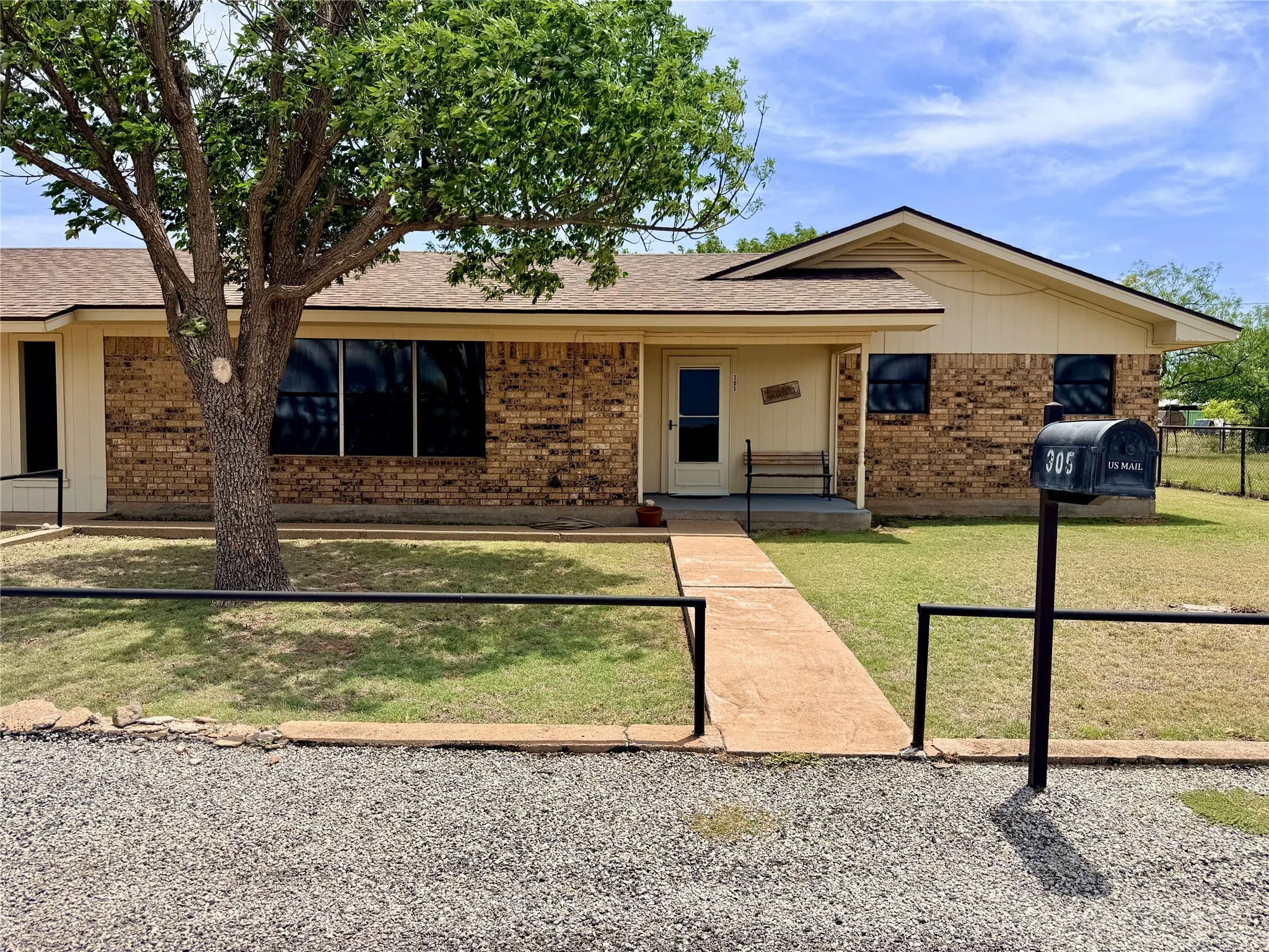 Single Family Residence For Sale in Stonewall County , 305 S Cleveland Avenue, Aspermont, Texas 79502, 2 Bedroom, 1 Bathroom, 2 Garage spaces, 1,374 Sqft, built in 1950, mls#21319837, Real Estate Agent in Aspermont, Homes For Sale in Stonewall county, Homes For Sale in Aspermont, Realtor in Aspermont Texas, Real Estate Brokerage Independent Realty Texas, Luminita Cordes Realtor