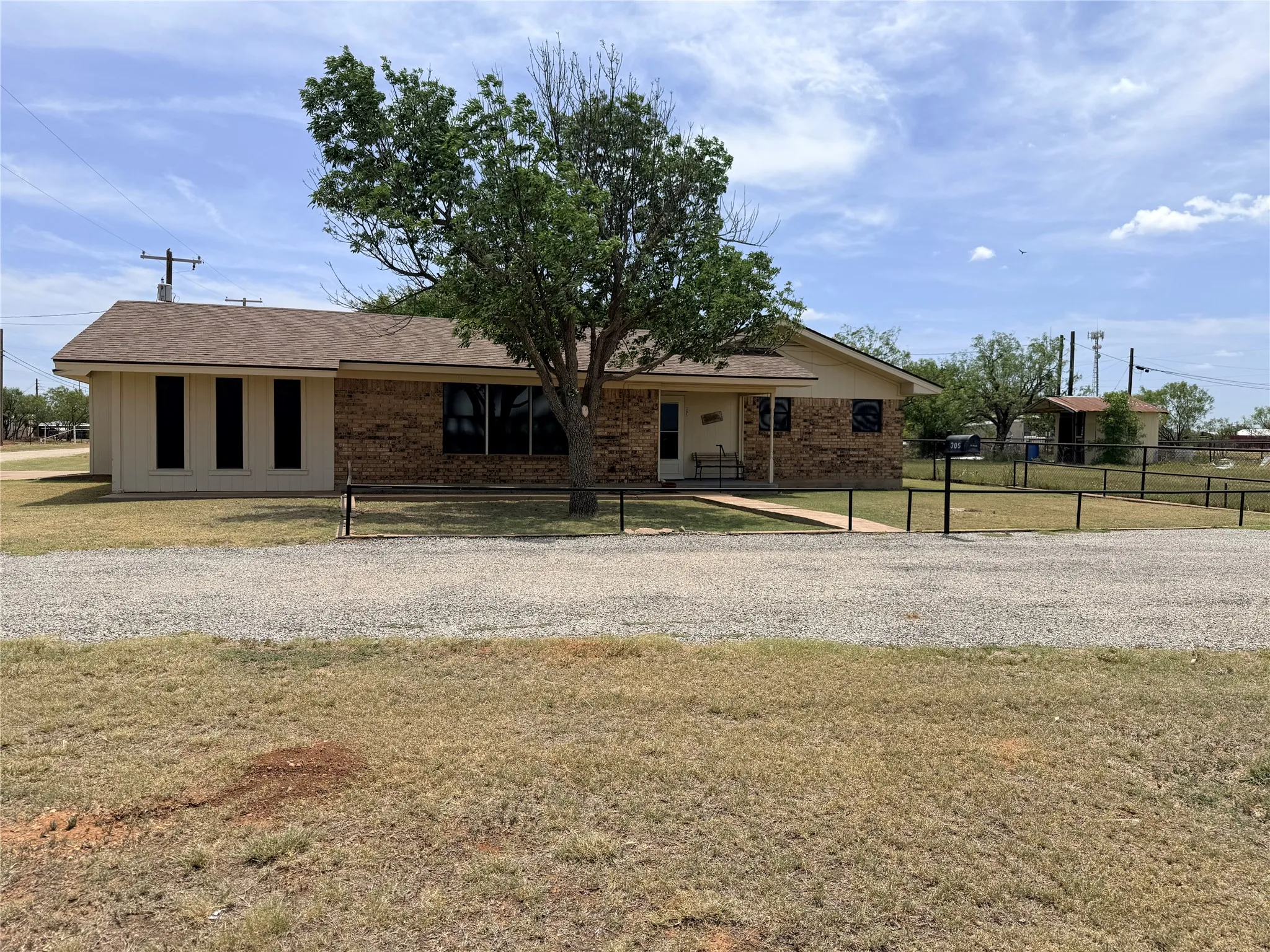 Single Family Residence For Sale in Stonewall County , 305 S Cleveland Avenue, Aspermont, Texas 79502, 2 Bedroom, 1 Bathroom, 2 Garage spaces, 1,374 Sqft, built in 1950, mls#21319837, Real Estate Agent in Aspermont, Homes For Sale in Stonewall county, Homes For Sale in Aspermont, Realtor in Aspermont Texas, Real Estate Brokerage Independent Realty Texas, Luminita Cordes Realtor