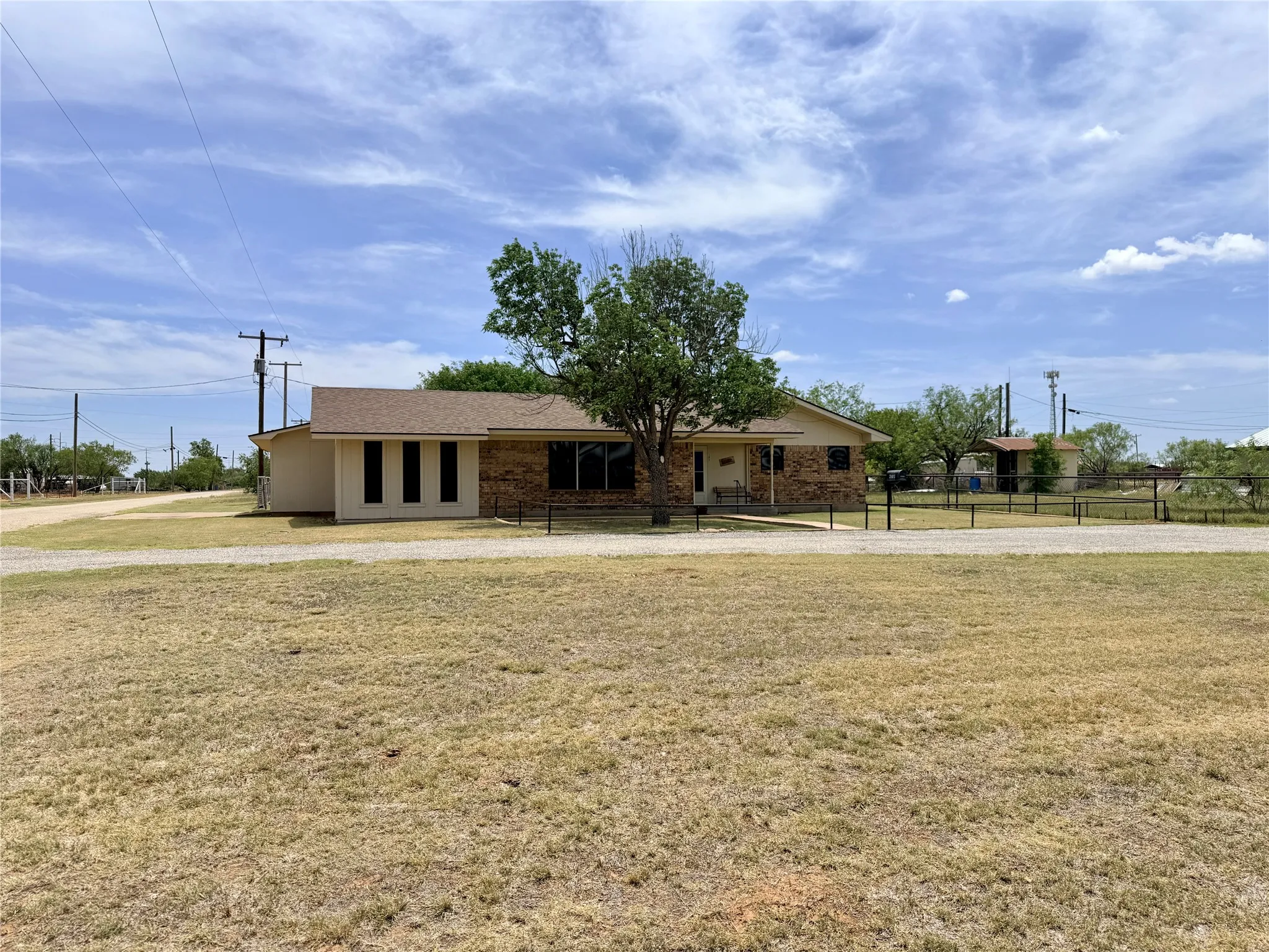 Single Family Residence For Sale in Stonewall County , 305 S Cleveland Avenue, Aspermont, Texas 79502, 2 Bedroom, 1 Bathroom, 2 Garage spaces, 1,374 Sqft, built in 1950, mls#21319837, Real Estate Agent in Aspermont, Homes For Sale in Stonewall county, Homes For Sale in Aspermont, Realtor in Aspermont Texas, Real Estate Brokerage Independent Realty Texas, Luminita Cordes Realtor