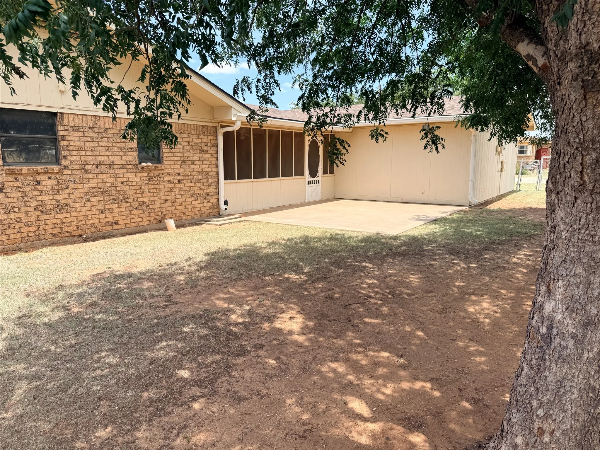 Single Family Residence For Sale in Stonewall County , 305 S Cleveland Avenue, Aspermont, Texas 79502, 2 Bedroom, 1 Bathroom, 2 Garage spaces, 1,374 Sqft, built in 1950, mls#21319837, Real Estate Agent in Aspermont, Homes For Sale in Stonewall county, Homes For Sale in Aspermont, Realtor in Aspermont Texas, Real Estate Brokerage Independent Realty Texas, Luminita Cordes Realtor