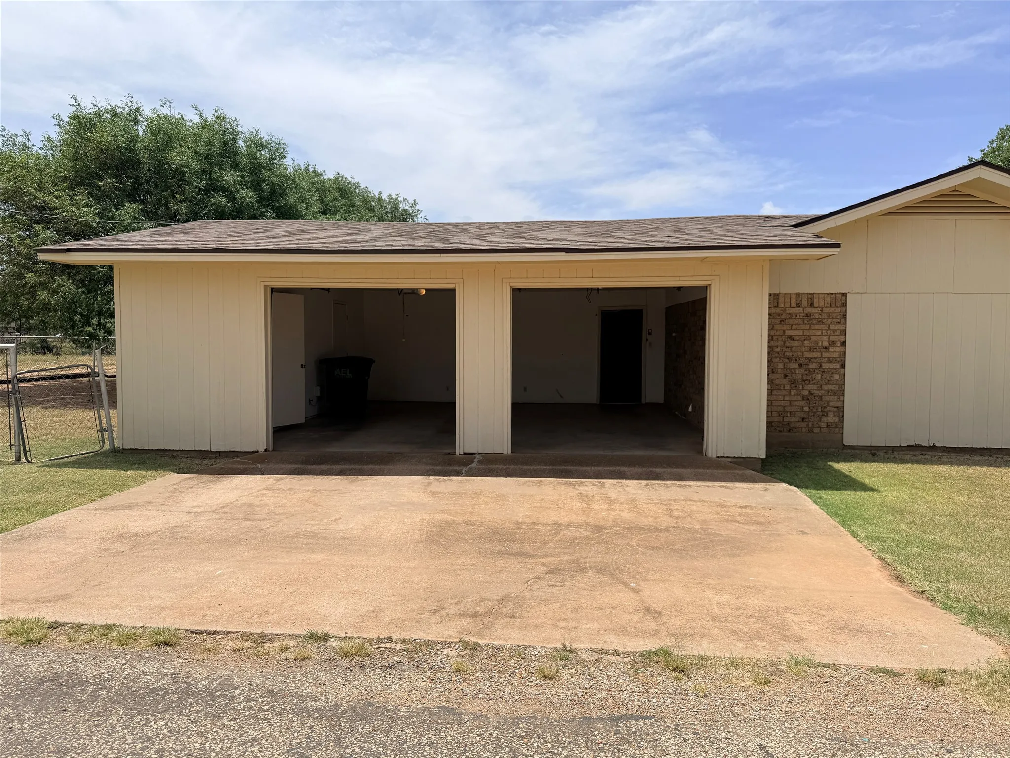 Single Family Residence For Sale in Stonewall County , 305 S Cleveland Avenue, Aspermont, Texas 79502, 2 Bedroom, 1 Bathroom, 2 Garage spaces, 1,374 Sqft, built in 1950, mls#21319837, Real Estate Agent in Aspermont, Homes For Sale in Stonewall county, Homes For Sale in Aspermont, Realtor in Aspermont Texas, Real Estate Brokerage Independent Realty Texas, Luminita Cordes Realtor
