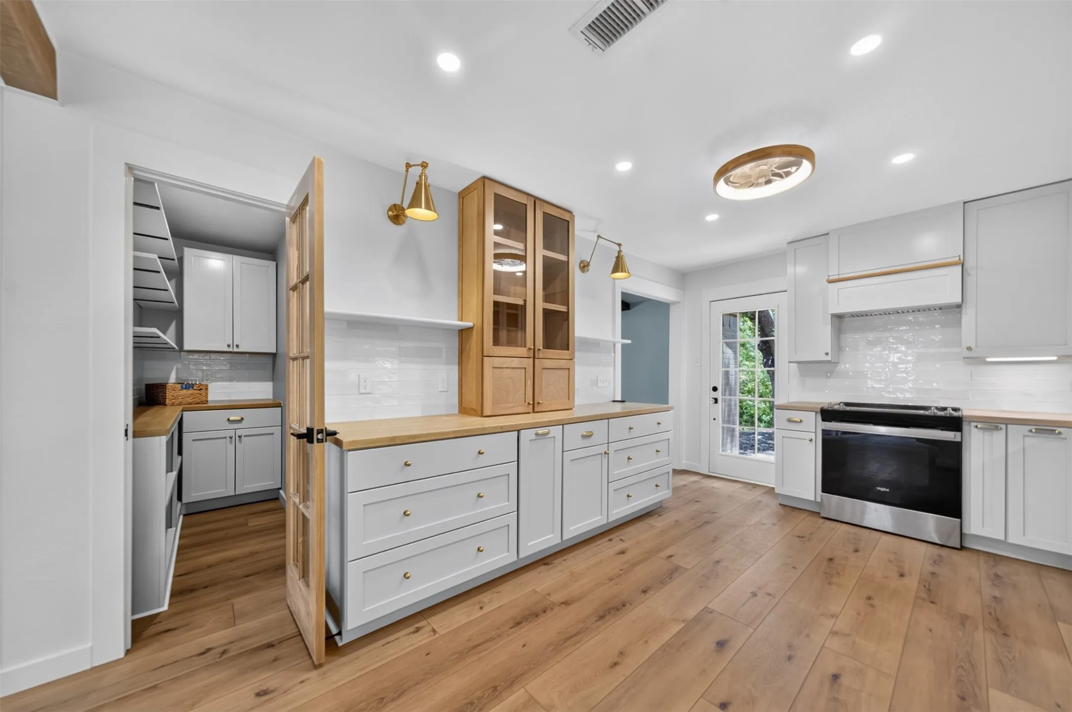 Single Family Residence For Sale in Smith County , 14219 County Road 1252, Tyler, Texas 75709, 4 Bedroom, 2 Bathroom, Garage spaces, 1,872 Sqft, built in 1980, mls#21319971, Real Estate Agent in Tyler, Homes For Sale in Smith county, Homes For Sale in Tyler, Realtor in Tyler Texas, Real Estate Brokerage Independent Realty Texas, Luminita Cordes Realtor