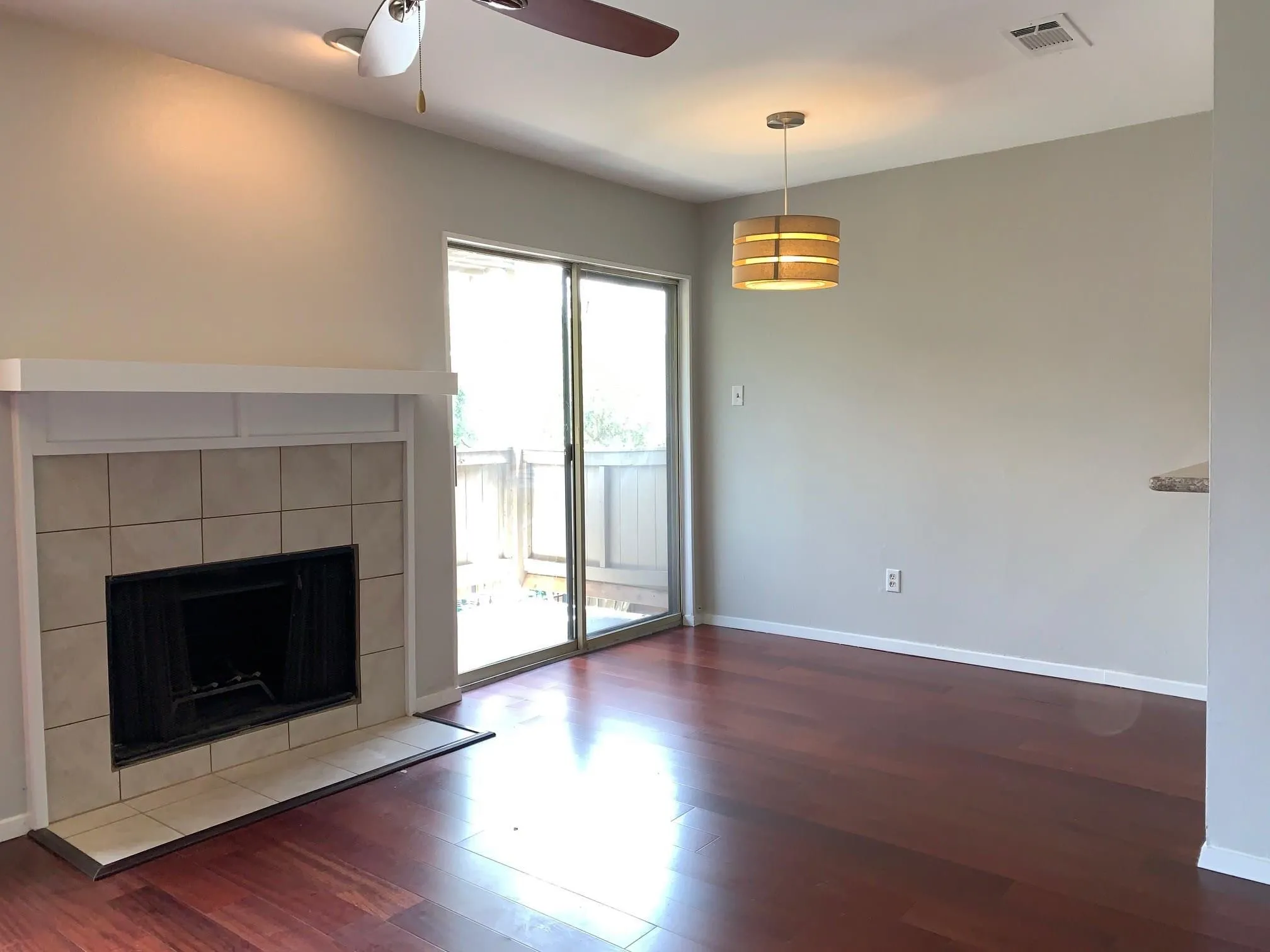 Condominium For Rent in Dallas County , 5740 Martel Avenue A12, Dallas, Texas 75206, 2 Bedroom, 2 Bathroom, 1 Garage spaces, 929 Sqft, built in 1983, mls#21319858, Real Estate Agent in Dallas, Homes For Rent in Dallas county, Homes For Rent in Dallas, Realtor in Dallas Texas, Real Estate Brokerage Independent Realty Texas, Luminita Cordes Realtor
