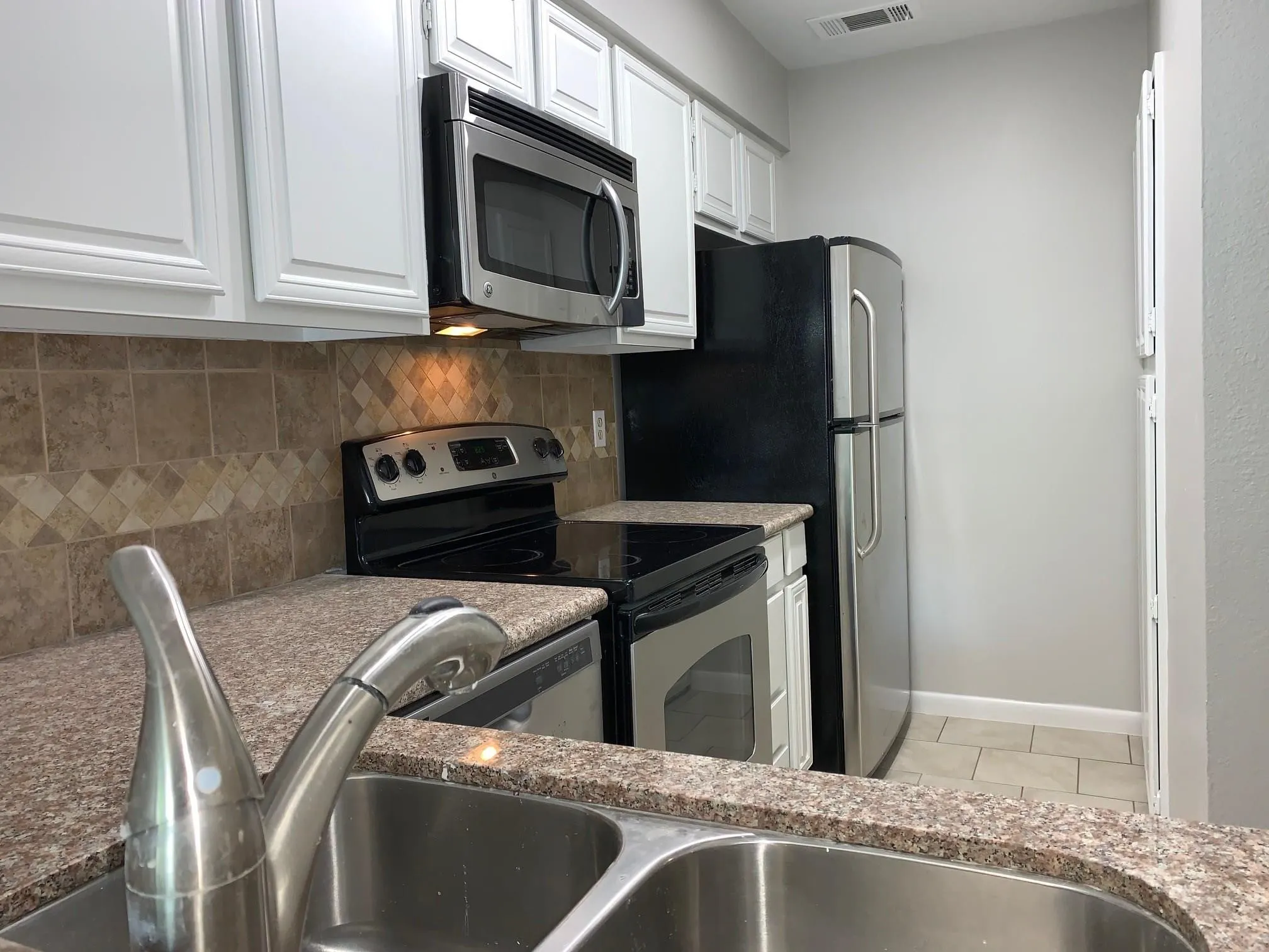 Condominium For Rent in Dallas County , 5740 Martel Avenue A12, Dallas, Texas 75206, 2 Bedroom, 2 Bathroom, 1 Garage spaces, 929 Sqft, built in 1983, mls#21319858, Real Estate Agent in Dallas, Homes For Rent in Dallas county, Homes For Rent in Dallas, Realtor in Dallas Texas, Real Estate Brokerage Independent Realty Texas, Luminita Cordes Realtor