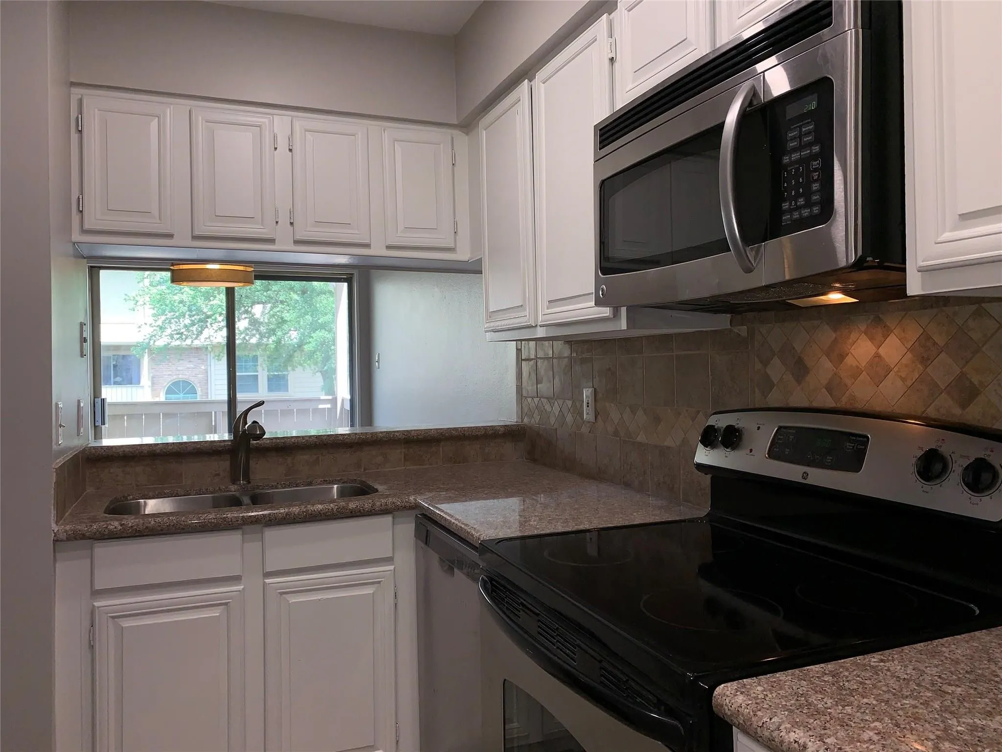 Condominium For Rent in Dallas County , 5740 Martel Avenue A12, Dallas, Texas 75206, 2 Bedroom, 2 Bathroom, 1 Garage spaces, 929 Sqft, built in 1983, mls#21319858, Real Estate Agent in Dallas, Homes For Rent in Dallas county, Homes For Rent in Dallas, Realtor in Dallas Texas, Real Estate Brokerage Independent Realty Texas, Luminita Cordes Realtor
