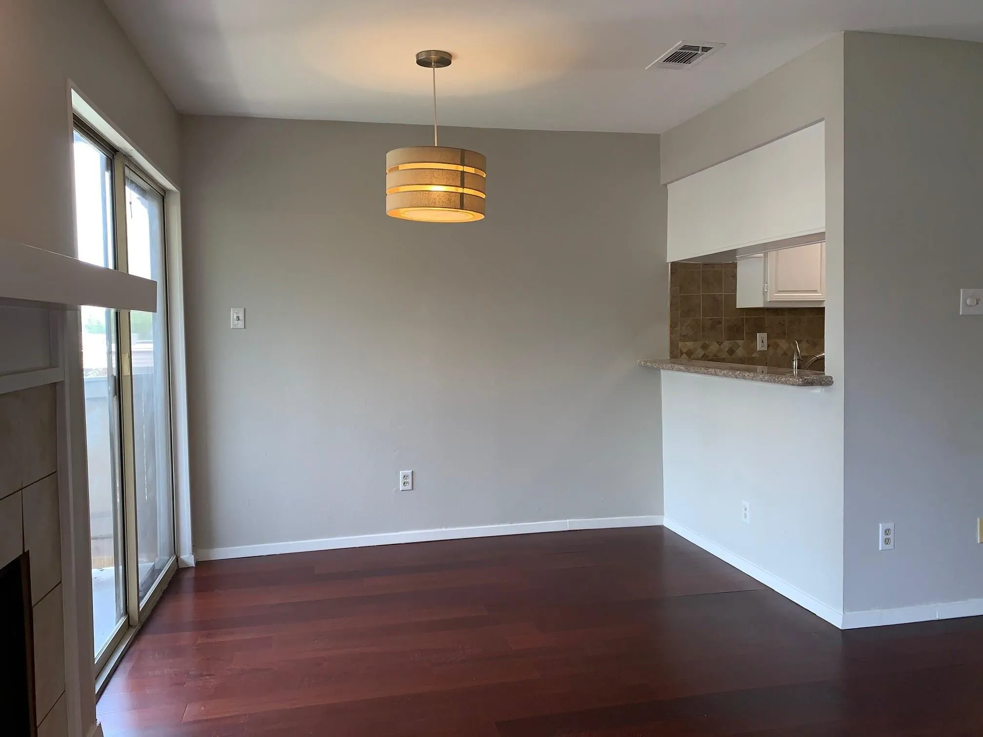 Condominium For Rent in Dallas County , 5740 Martel Avenue A12, Dallas, Texas 75206, 2 Bedroom, 2 Bathroom, 1 Garage spaces, 929 Sqft, built in 1983, mls#21319858, Real Estate Agent in Dallas, Homes For Rent in Dallas county, Homes For Rent in Dallas, Realtor in Dallas Texas, Real Estate Brokerage Independent Realty Texas, Luminita Cordes Realtor