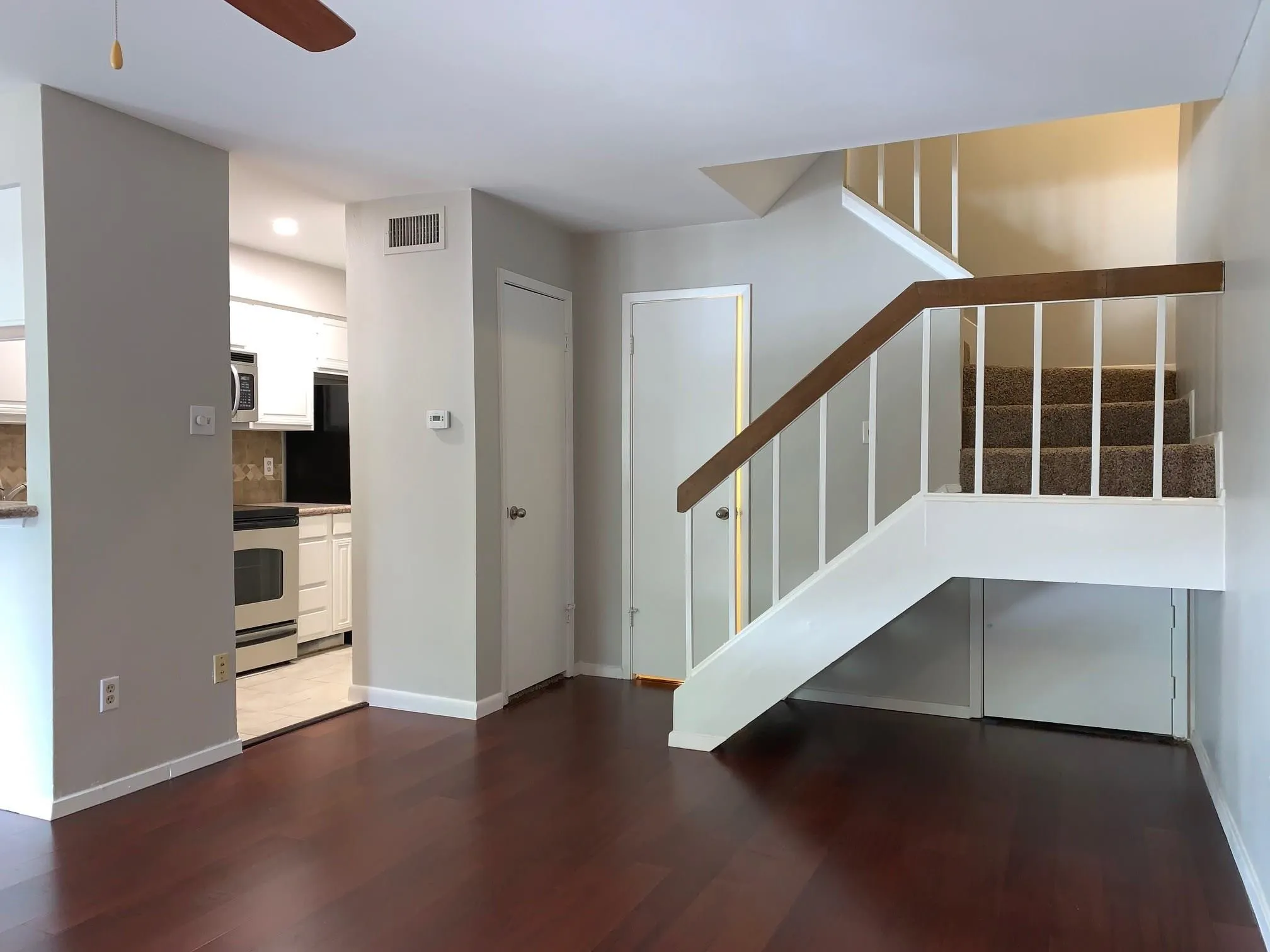Condominium For Rent in Dallas County , 5740 Martel Avenue A12, Dallas, Texas 75206, 2 Bedroom, 2 Bathroom, 1 Garage spaces, 929 Sqft, built in 1983, mls#21319858, Real Estate Agent in Dallas, Homes For Rent in Dallas county, Homes For Rent in Dallas, Realtor in Dallas Texas, Real Estate Brokerage Independent Realty Texas, Luminita Cordes Realtor