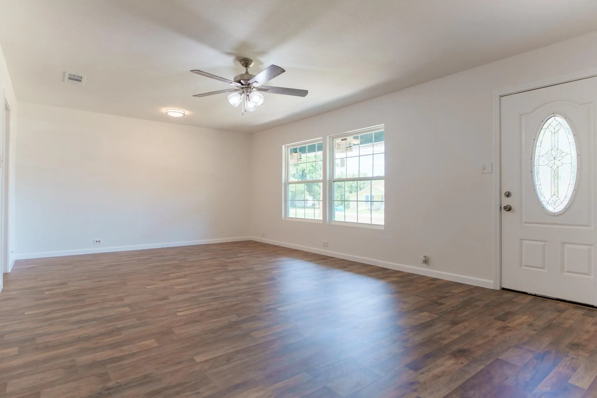 Single Family Residence For Sale in Navarro County , 103 N 6th Street E, Dawson, Texas 76639, 3 Bedroom, 1 Bathroom, Garage spaces, 1,353 Sqft, built in 1960, mls#21319980, Real Estate Agent in Dawson, Homes For Sale in Navarro county, Homes For Sale in Dawson, Realtor in Dawson Texas, Real Estate Brokerage Independent Realty Texas, Luminita Cordes Realtor