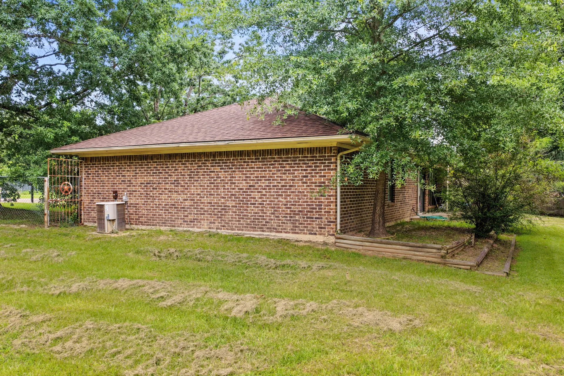 Single Family Residence For Sale in Titus County , 206 Carr Drive, Mt Pleasant, Texas 75455, 3 Bedrooms, 2 Bathrooms, Garage spaces, 2,001 Sqft, built in 1984, Price $219,000, mls#21319974, Real Estate Agent in Mt Pleasant, Homes For Sale in Titus county, Homes For Sale in Mt Pleasant, Realtor in Mt Pleasant Texas, Real Estate Brokerage Independent Realty Texas, Luminita Cordes Realtor