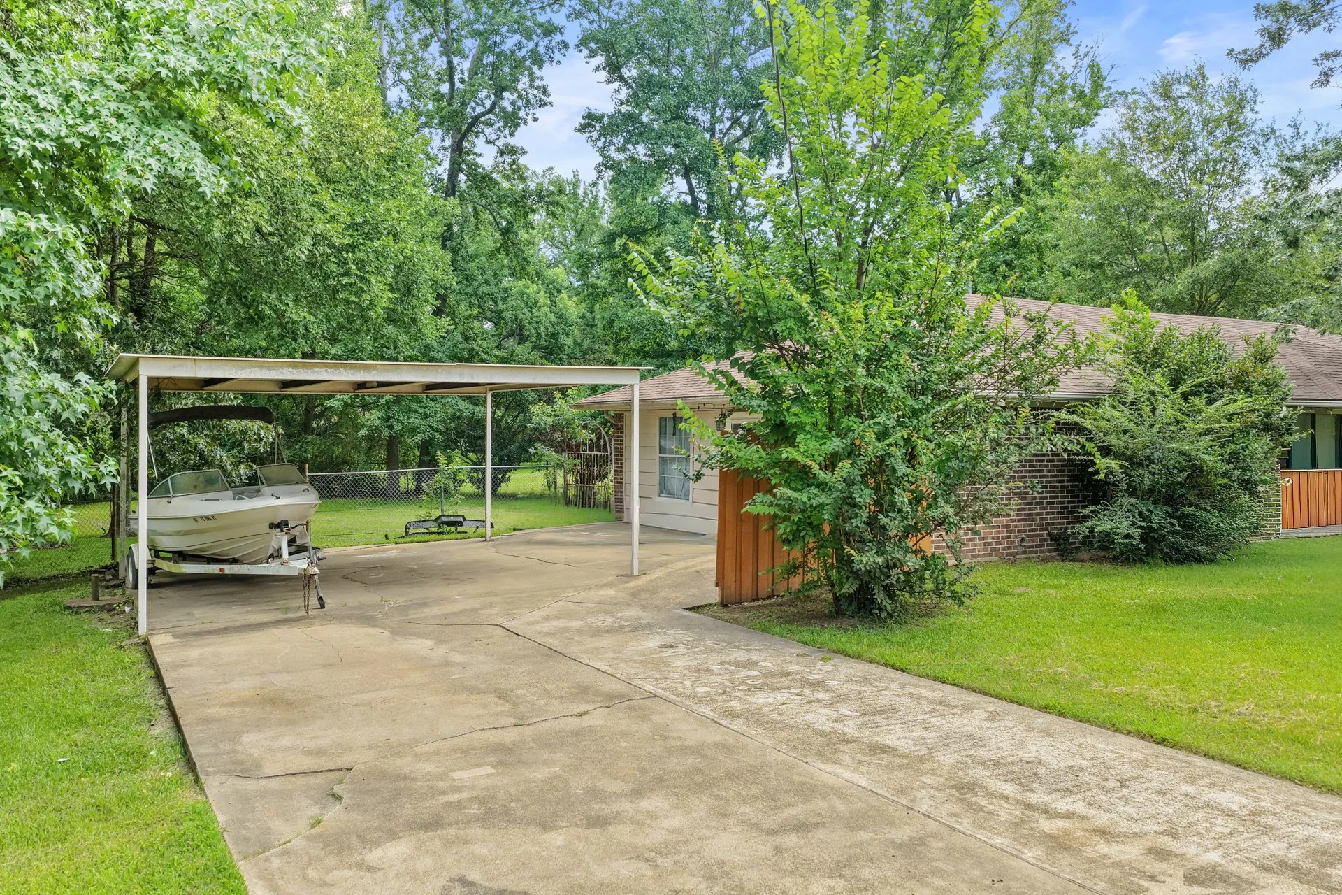 Single Family Residence For Sale in Titus County , 206 Carr Drive, Mt Pleasant, Texas 75455, 3 Bedrooms, 2 Bathrooms, Garage spaces, 2,001 Sqft, built in 1984, Price $219,000, mls#21319974, Real Estate Agent in Mt Pleasant, Homes For Sale in Titus county, Homes For Sale in Mt Pleasant, Realtor in Mt Pleasant Texas, Real Estate Brokerage Independent Realty Texas, Luminita Cordes Realtor