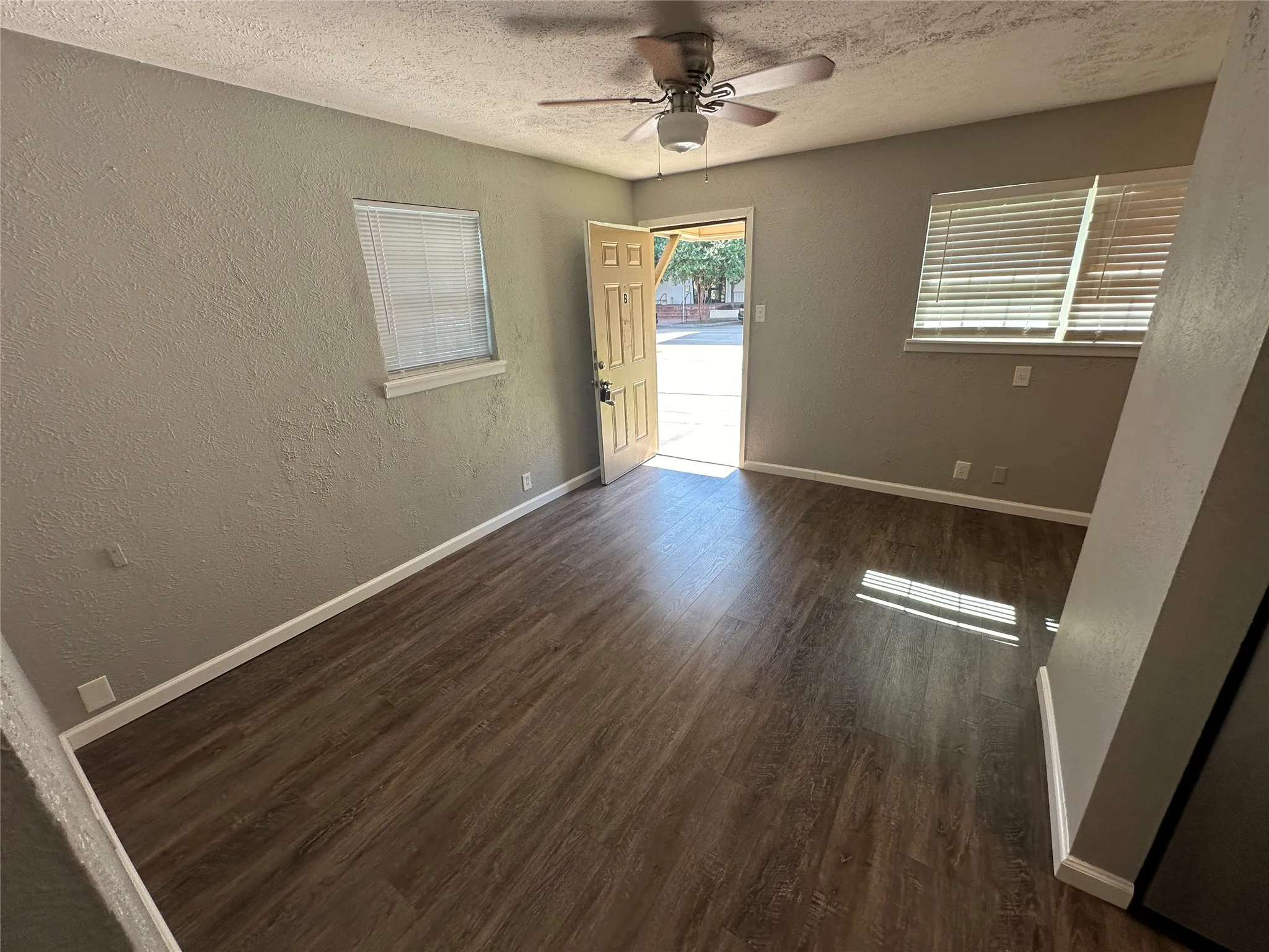 Duplex For Rent in Tarrant County , 907 S Mesquite Street 907A, Arlington, Texas 76010, 1 Bedroom, 1 Bathroom, Garage spaces, 500 Sqft, built in 1984, mls#21319995, Real Estate Agent in Arlington, Homes For Rent in Tarrant county, Homes For Rent in Arlington, Realtor in Arlington Texas, Real Estate Brokerage Independent Realty Texas, Luminita Cordes Realtor