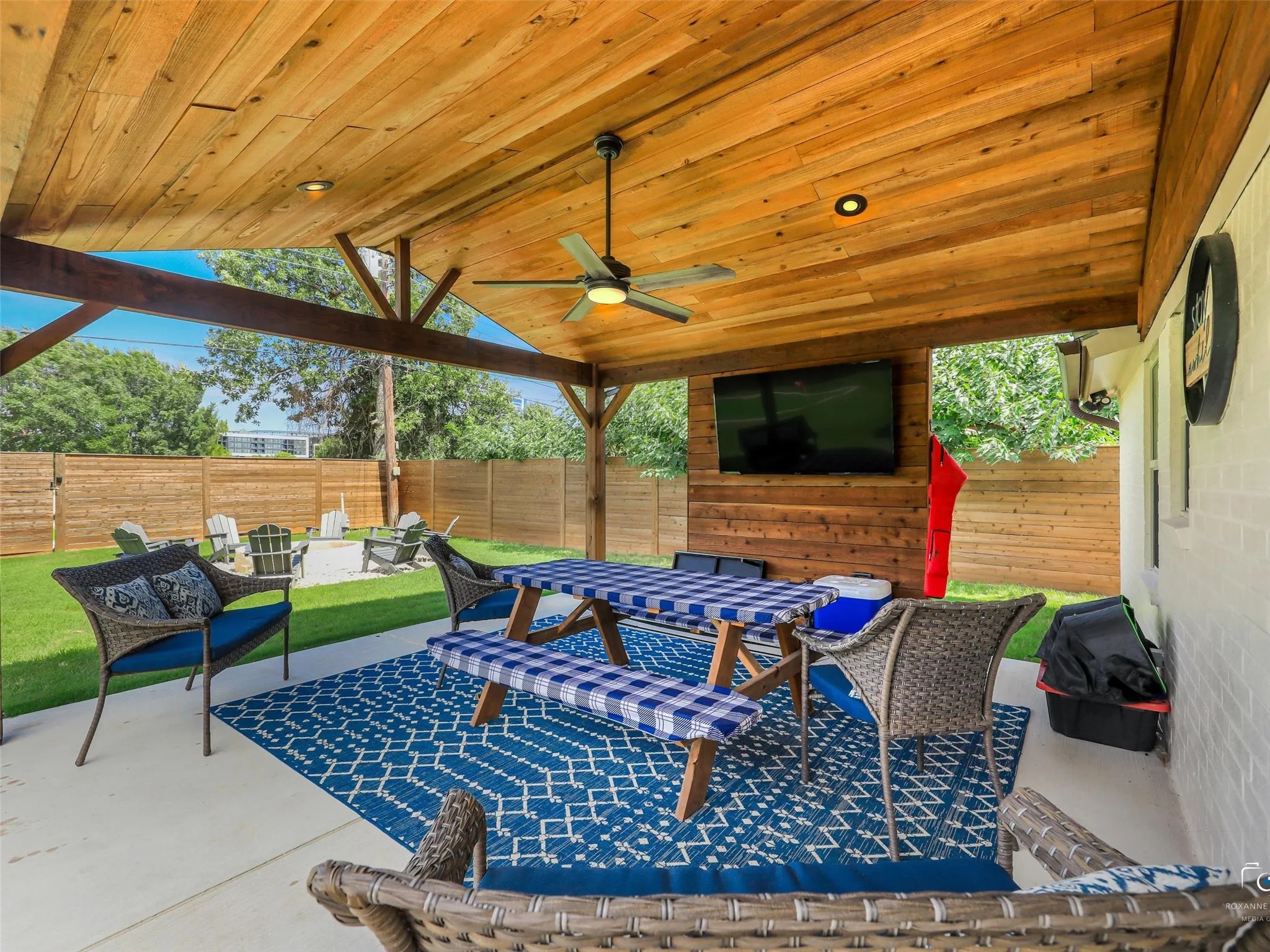 Large (over 527sf) covered patio for lgatherings