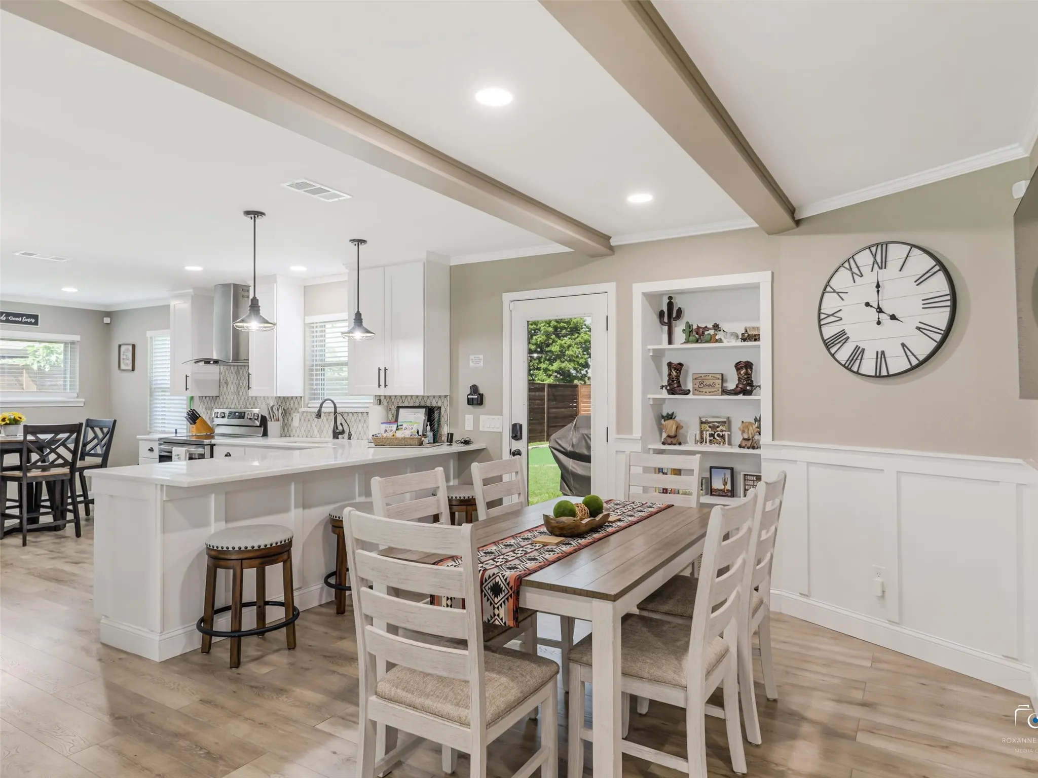 Single Family Residence For Sale in Tarrant County , 1305 Willowbrook Street, Arlington, Texas 76011, 3 Bedroom, 2 Bathroom, 2 Garage spaces, 1,339 Sqft, built in 1965, mls#21316307, Real Estate Agent in Arlington, Homes For Sale in Tarrant county, Homes For Sale in Arlington, Realtor in Arlington Texas, Real Estate Brokerage Independent Realty Texas, Luminita Cordes Realtor