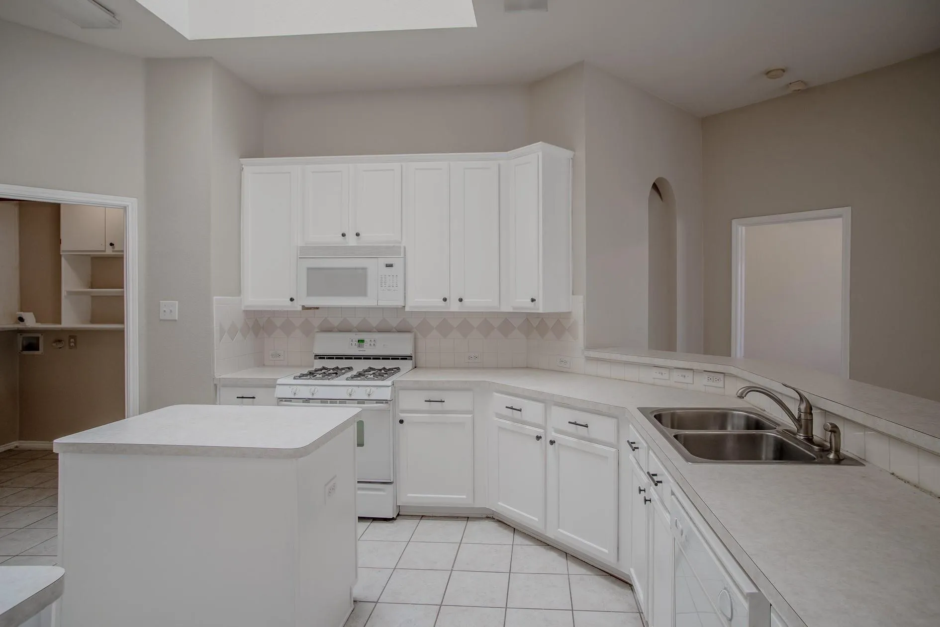 Single Family Residence For Rent in Dallas County , 6823 Woodcrest Drive, Sachse, Texas 75048, 4 Bedroom, 2 Bathroom, 1 Garage spaces, 1,851 Sqft, built in 2001, mls#21317393, Real Estate Agent in Sachse, Homes For Rent in Dallas county, Homes For Rent in Sachse, Realtor in Sachse Texas, Real Estate Brokerage Independent Realty Texas, Luminita Cordes Realtor