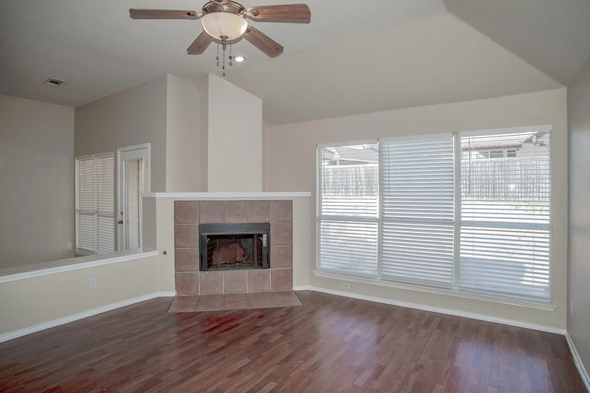 Single Family Residence For Rent in Dallas County , 6823 Woodcrest Drive, Sachse, Texas 75048, 4 Bedroom, 2 Bathroom, 1 Garage spaces, 1,851 Sqft, built in 2001, mls#21317393, Real Estate Agent in Sachse, Homes For Rent in Dallas county, Homes For Rent in Sachse, Realtor in Sachse Texas, Real Estate Brokerage Independent Realty Texas, Luminita Cordes Realtor