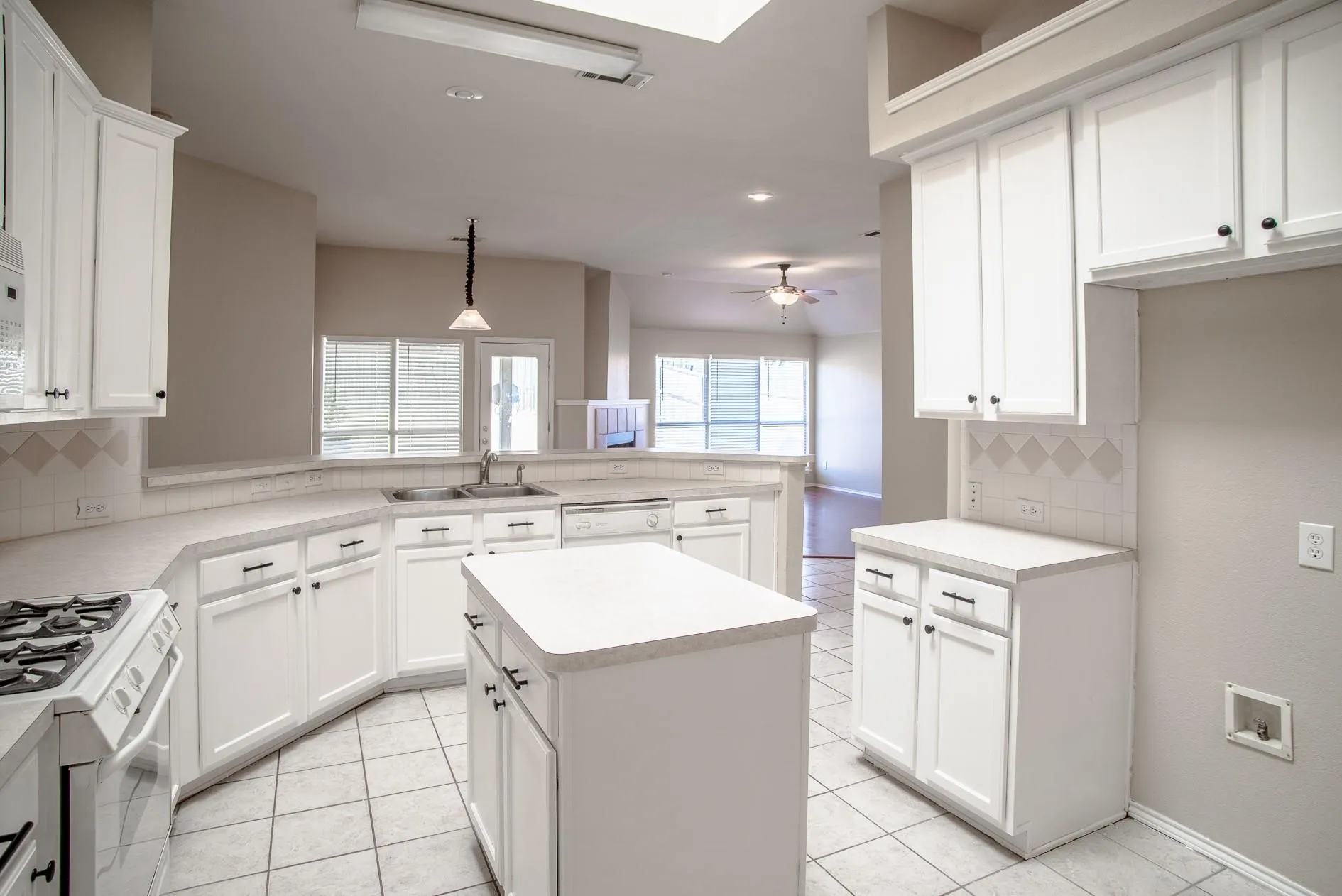 Single Family Residence For Rent in Dallas County , 6823 Woodcrest Drive, Sachse, Texas 75048, 4 Bedroom, 2 Bathroom, 1 Garage spaces, 1,851 Sqft, built in 2001, mls#21317393, Real Estate Agent in Sachse, Homes For Rent in Dallas county, Homes For Rent in Sachse, Realtor in Sachse Texas, Real Estate Brokerage Independent Realty Texas, Luminita Cordes Realtor