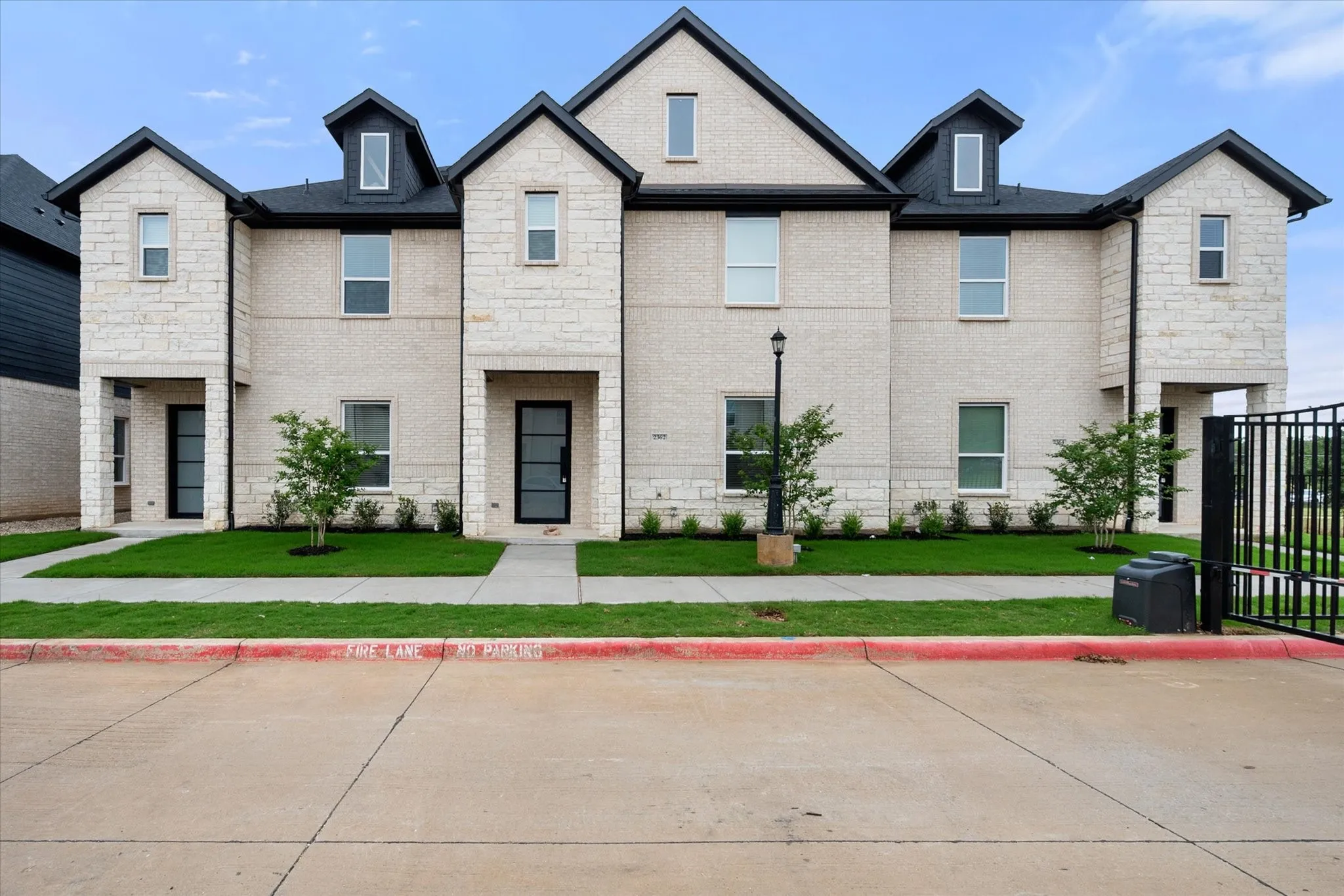 Townhouse For Rent in Tarrant County , 2333 Spring Park Boulevard, Arlington, Texas 76016, 4 Bedroom, 3 Bathroom, 2 Garage spaces, 2,500 Sqft, built in 2024, mls#21244792, Real Estate Agent in Arlington, Homes For Rent in Tarrant county, Homes For Rent in Arlington, Realtor in Arlington Texas, Real Estate Brokerage Independent Realty Texas, Luminita Cordes Realtor