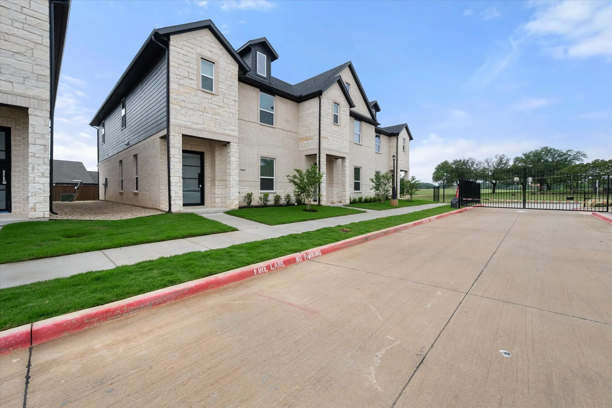 Townhouse For Rent in Tarrant County , 2333 Spring Park Boulevard, Arlington, Texas 76016, 4 Bedroom, 3 Bathroom, 2 Garage spaces, 2,500 Sqft, built in 2024, mls#21244792, Real Estate Agent in Arlington, Homes For Rent in Tarrant county, Homes For Rent in Arlington, Realtor in Arlington Texas, Real Estate Brokerage Independent Realty Texas, Luminita Cordes Realtor