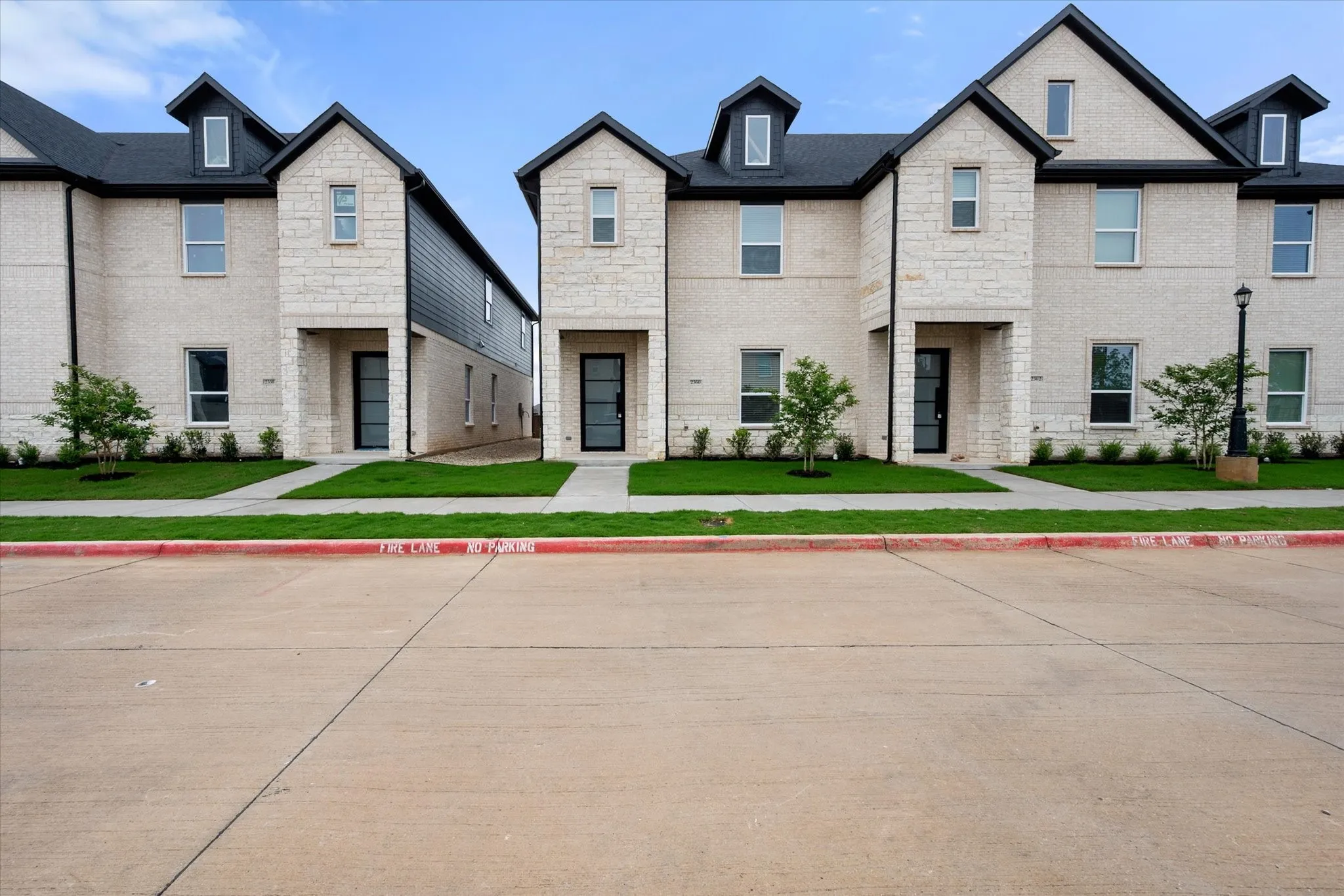 Townhouse For Rent in Tarrant County , 2333 Spring Park Boulevard, Arlington, Texas 76016, 4 Bedroom, 3 Bathroom, 2 Garage spaces, 2,500 Sqft, built in 2024, mls#21244792, Real Estate Agent in Arlington, Homes For Rent in Tarrant county, Homes For Rent in Arlington, Realtor in Arlington Texas, Real Estate Brokerage Independent Realty Texas, Luminita Cordes Realtor