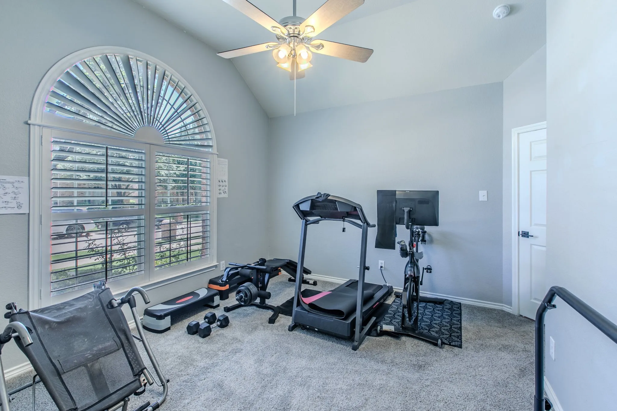 bed 2 w shutters and ceiling fan