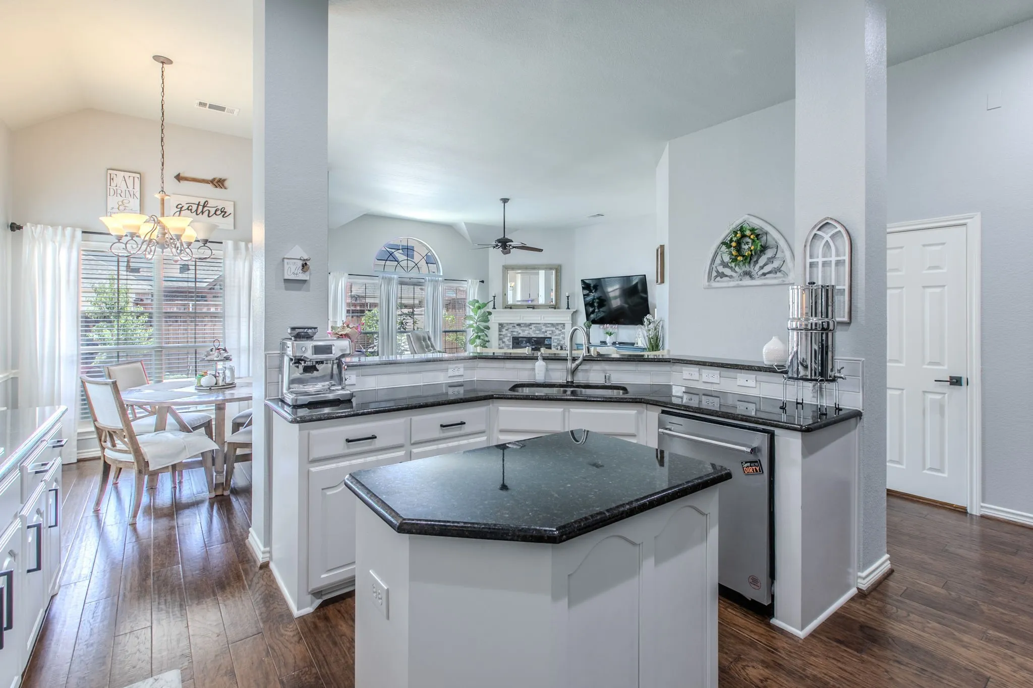 granite counters w island