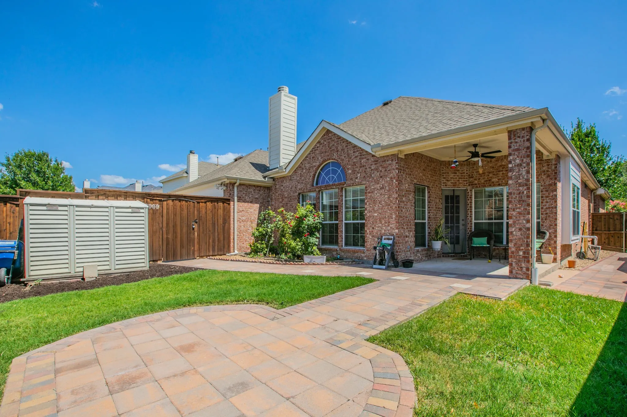 covered back patio w pavers in yard