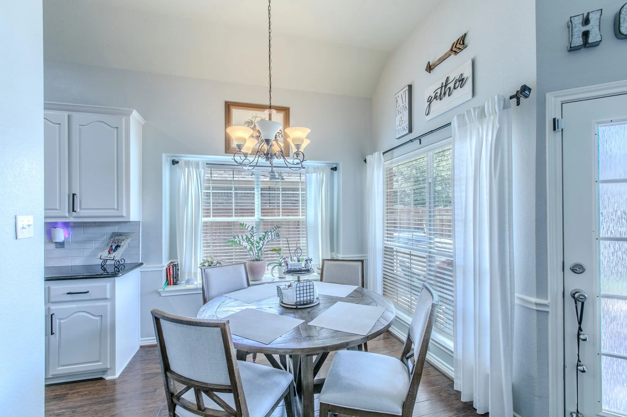 kitchen eating area