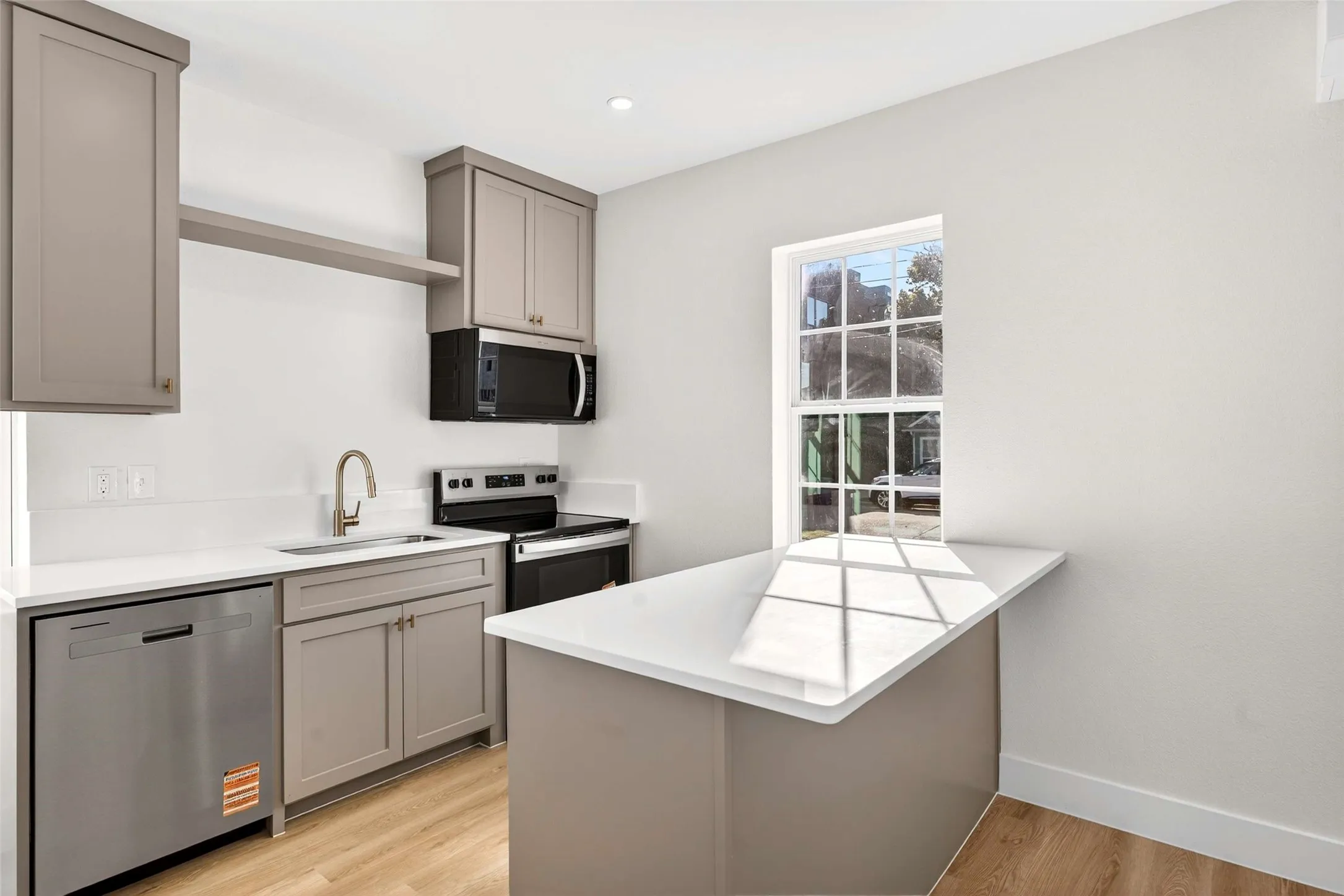 Apartment For Sale in Dallas County , 435 W 9th Street, Dallas, Texas 75208, 18 Bedroom, 16 Bathroom, Garage spaces, 0 Sqft, built in 1925, mls#21318003, Real Estate Agent in Dallas, Homes For Sale in Dallas county, Homes For Sale in Dallas, Realtor in Dallas Texas, Real Estate Brokerage Independent Realty Texas, Luminita Cordes Realtor