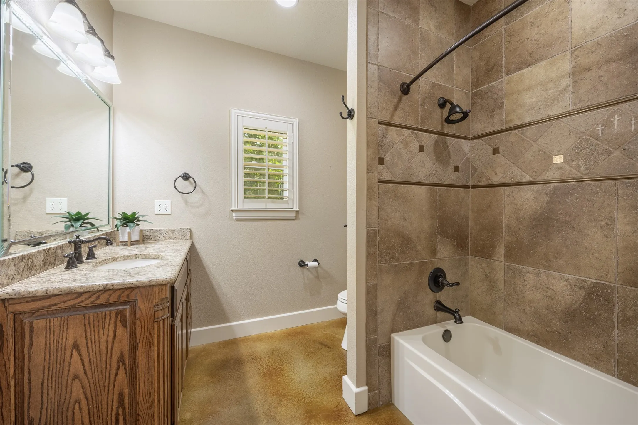 Single Family Residence For Sale in Grayson County , 1131 Harvey Lane, Denison, Texas 75020, 4 Bedroom, 4 Bathroom, 2 Garage spaces, 4,229 Sqft, built in 2008, mls#21316583, Real Estate Agent in Denison, Homes For Sale in Grayson county, Homes For Sale in Denison, Realtor in Denison Texas, Real Estate Brokerage Independent Realty Texas, Luminita Cordes Realtor