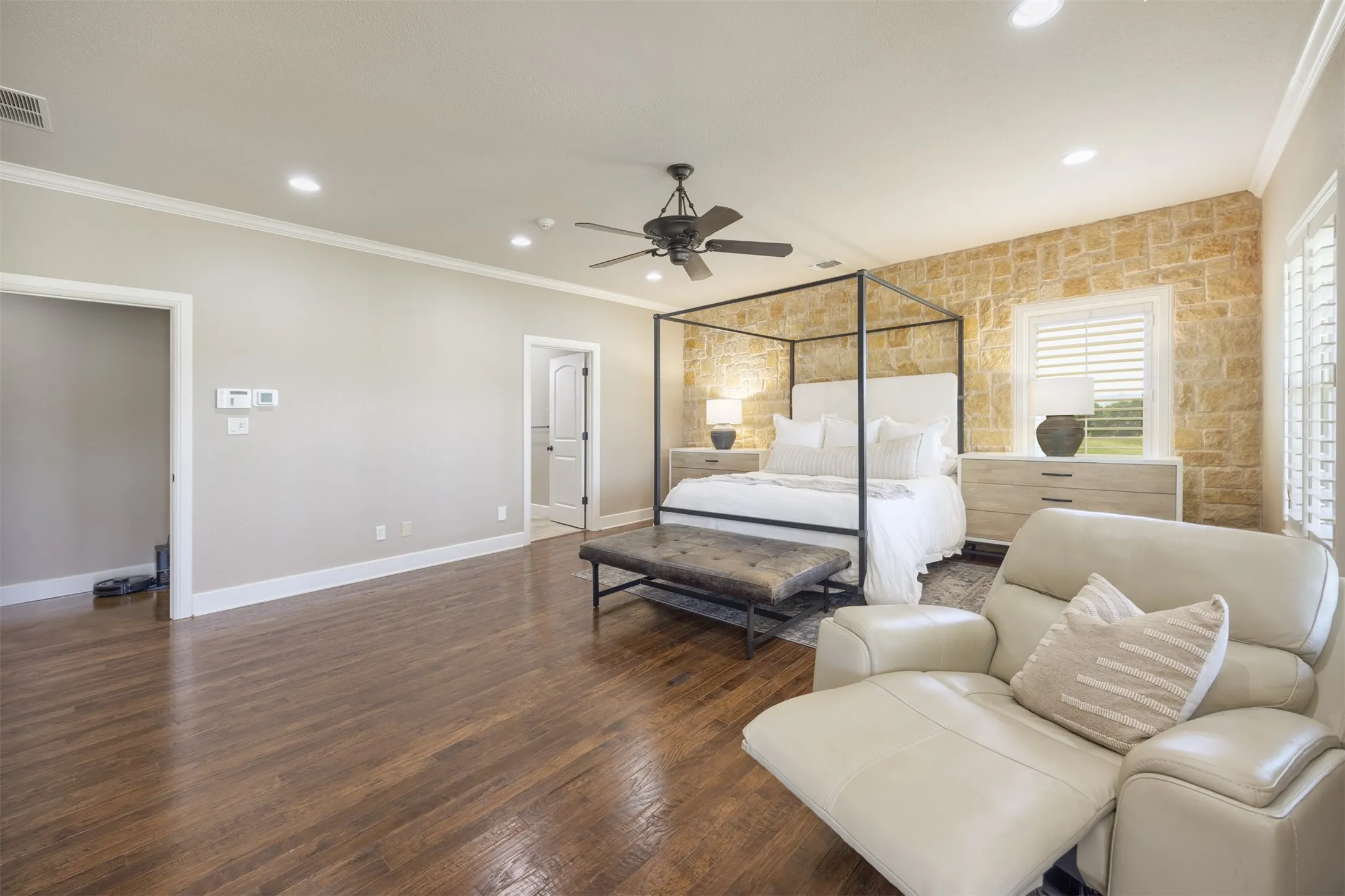 Single Family Residence For Sale in Grayson County , 1131 Harvey Lane, Denison, Texas 75020, 4 Bedroom, 4 Bathroom, 2 Garage spaces, 4,229 Sqft, built in 2008, mls#21316583, Real Estate Agent in Denison, Homes For Sale in Grayson county, Homes For Sale in Denison, Realtor in Denison Texas, Real Estate Brokerage Independent Realty Texas, Luminita Cordes Realtor