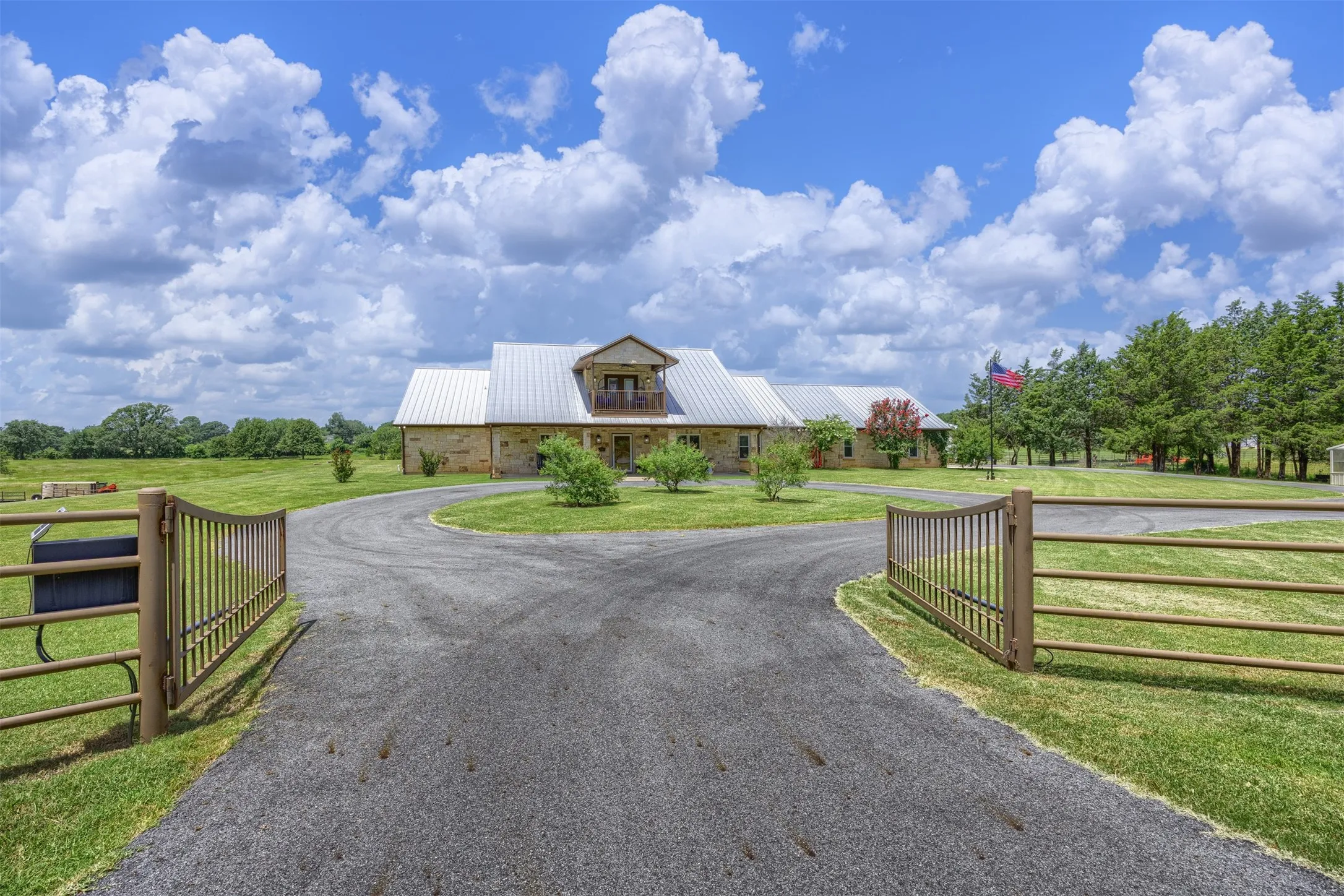 Single Family Residence For Sale in Grayson County , 1131 Harvey Lane, Denison, Texas 75020, 4 Bedroom, 4 Bathroom, 2 Garage spaces, 4,229 Sqft, built in 2008, mls#21316583, Real Estate Agent in Denison, Homes For Sale in Grayson county, Homes For Sale in Denison, Realtor in Denison Texas, Real Estate Brokerage Independent Realty Texas, Luminita Cordes Realtor