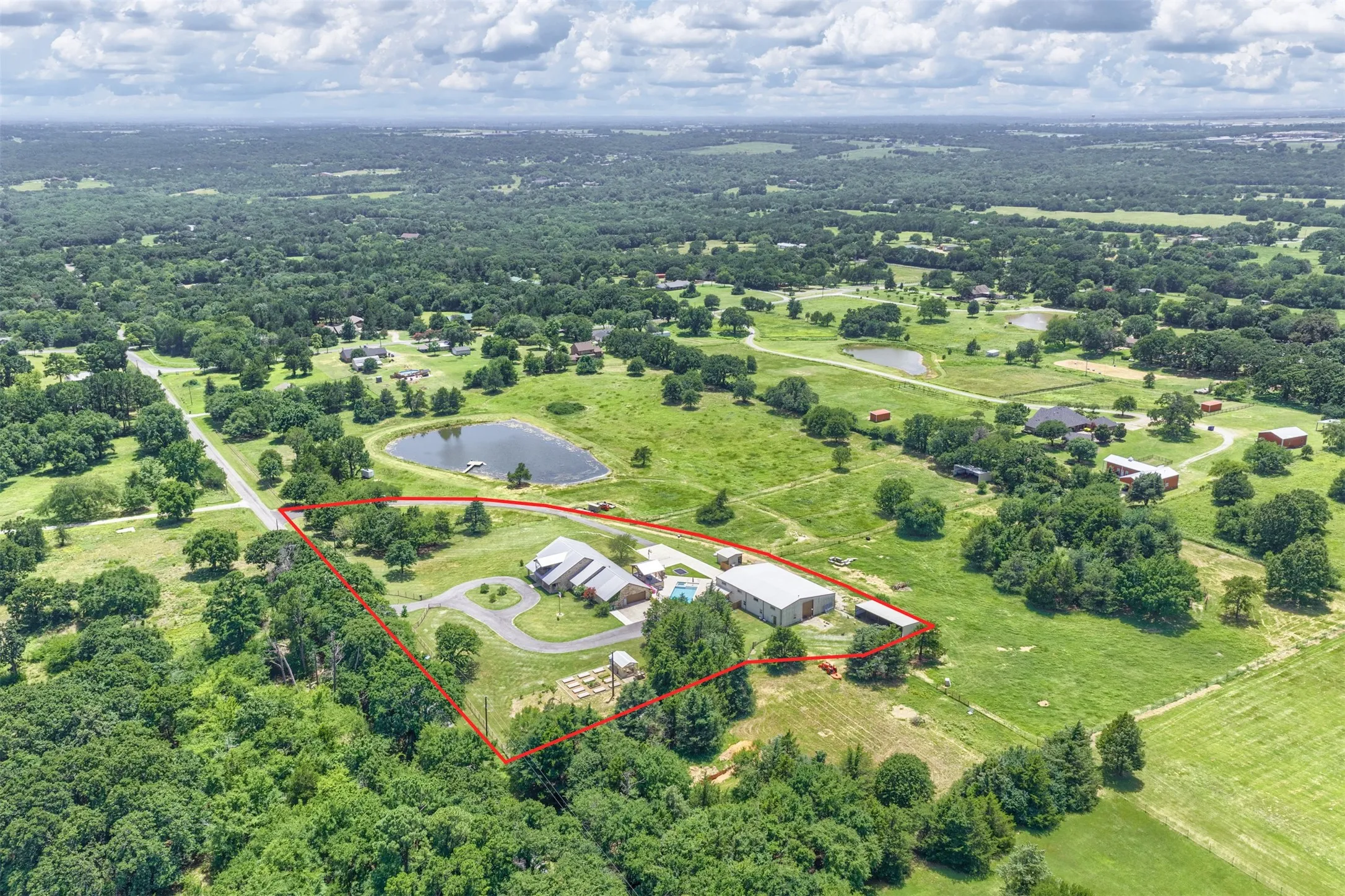 Single Family Residence For Sale in Grayson County , 1131 Harvey Lane, Denison, Texas 75020, 4 Bedroom, 4 Bathroom, 2 Garage spaces, 4,229 Sqft, built in 2008, mls#21316583, Real Estate Agent in Denison, Homes For Sale in Grayson county, Homes For Sale in Denison, Realtor in Denison Texas, Real Estate Brokerage Independent Realty Texas, Luminita Cordes Realtor