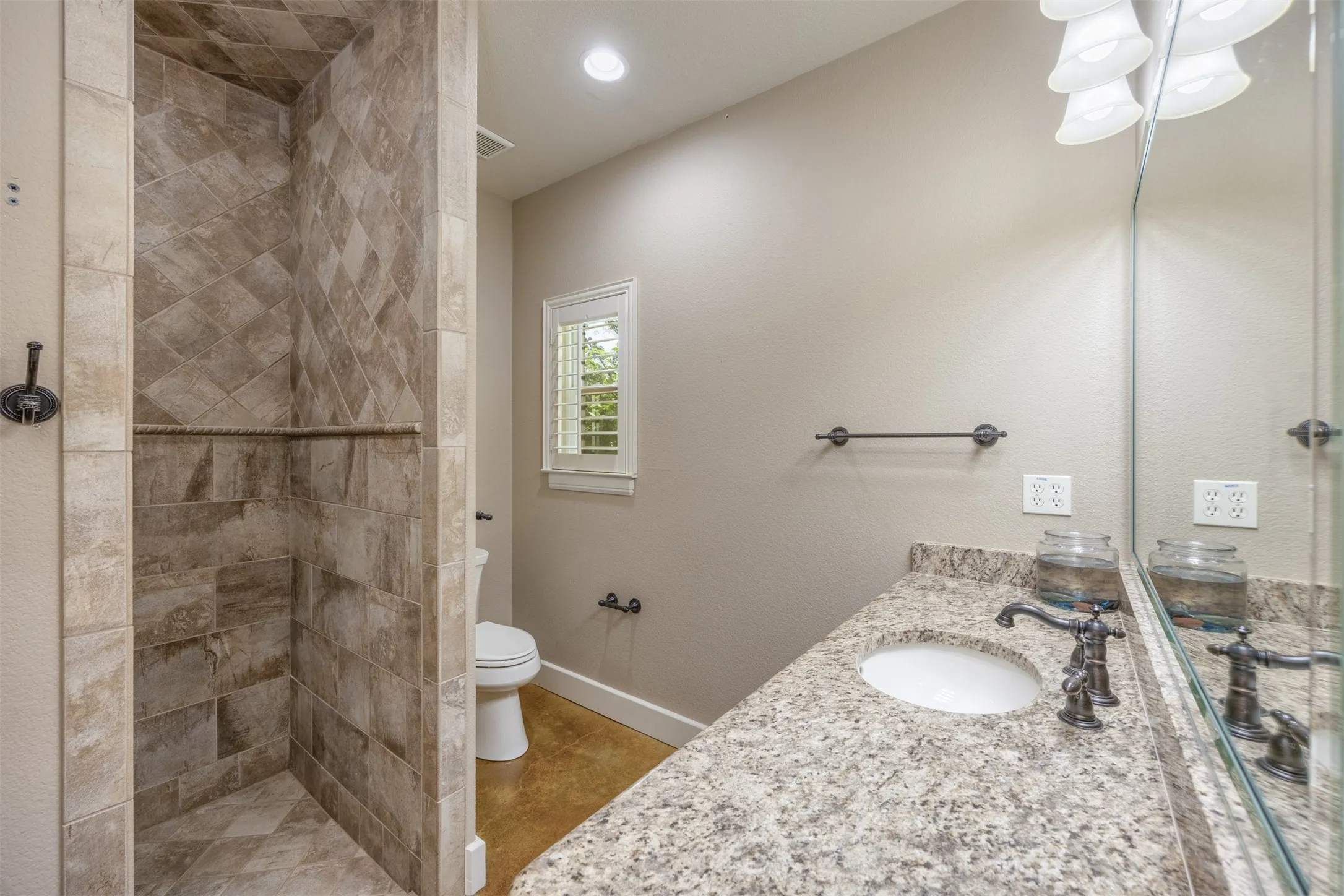 Single Family Residence For Sale in Grayson County , 1131 Harvey Lane, Denison, Texas 75020, 4 Bedroom, 4 Bathroom, 2 Garage spaces, 4,229 Sqft, built in 2008, mls#21316583, Real Estate Agent in Denison, Homes For Sale in Grayson county, Homes For Sale in Denison, Realtor in Denison Texas, Real Estate Brokerage Independent Realty Texas, Luminita Cordes Realtor