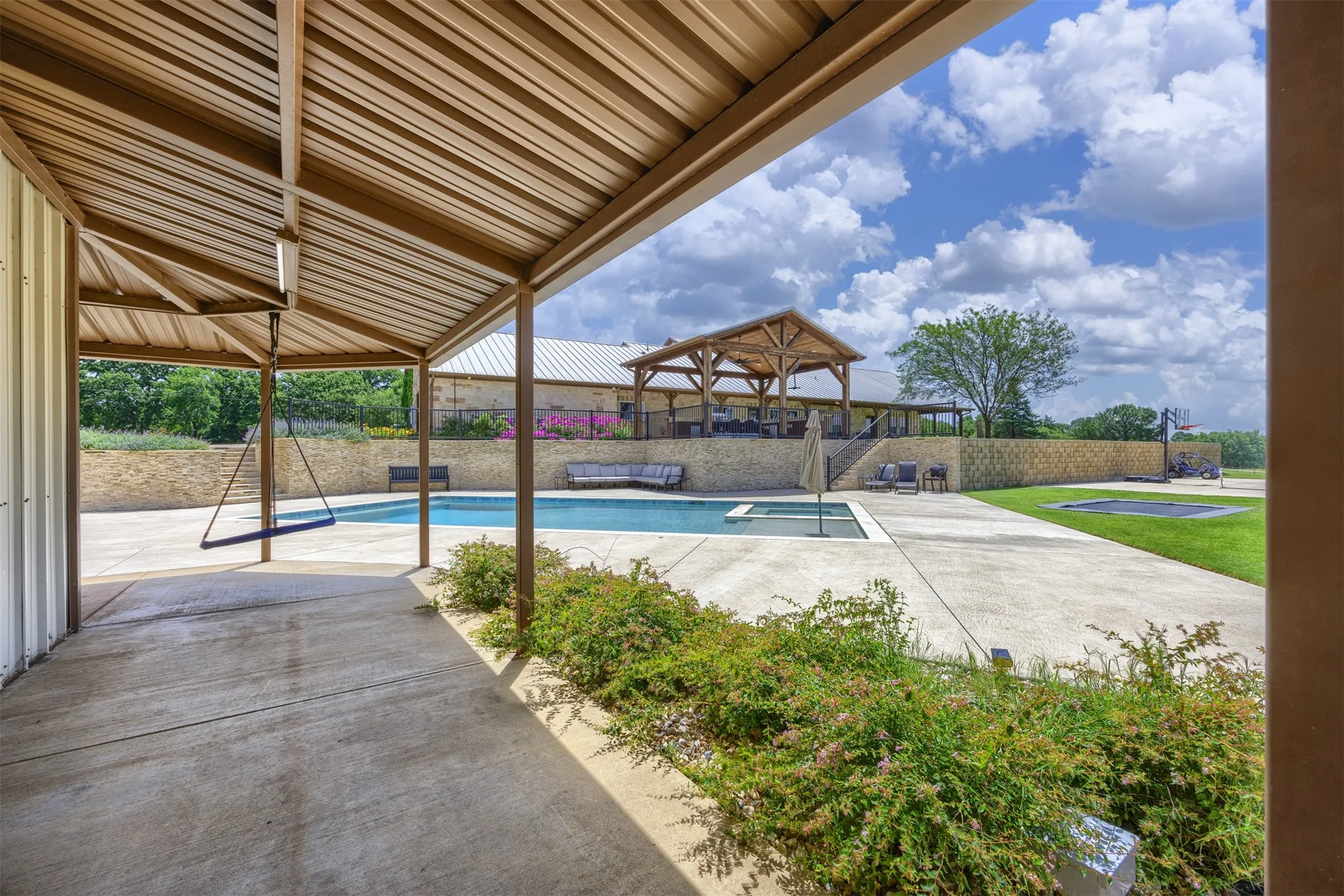 Single Family Residence For Sale in Grayson County , 1131 Harvey Lane, Denison, Texas 75020, 4 Bedroom, 4 Bathroom, 2 Garage spaces, 4,229 Sqft, built in 2008, mls#21316583, Real Estate Agent in Denison, Homes For Sale in Grayson county, Homes For Sale in Denison, Realtor in Denison Texas, Real Estate Brokerage Independent Realty Texas, Luminita Cordes Realtor