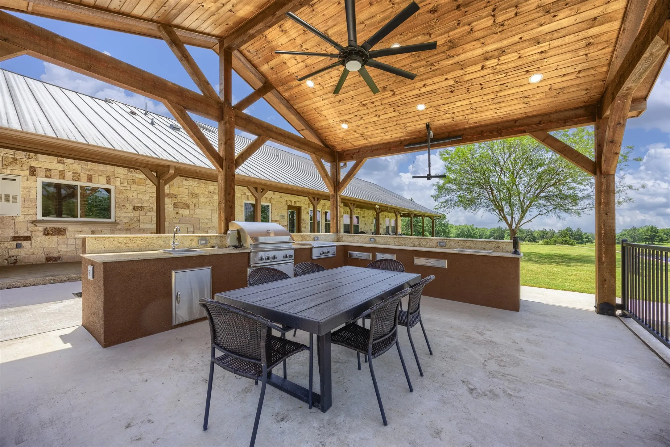 Single Family Residence For Sale in Grayson County , 1131 Harvey Lane, Denison, Texas 75020, 4 Bedroom, 4 Bathroom, 2 Garage spaces, 4,229 Sqft, built in 2008, mls#21316583, Real Estate Agent in Denison, Homes For Sale in Grayson county, Homes For Sale in Denison, Realtor in Denison Texas, Real Estate Brokerage Independent Realty Texas, Luminita Cordes Realtor