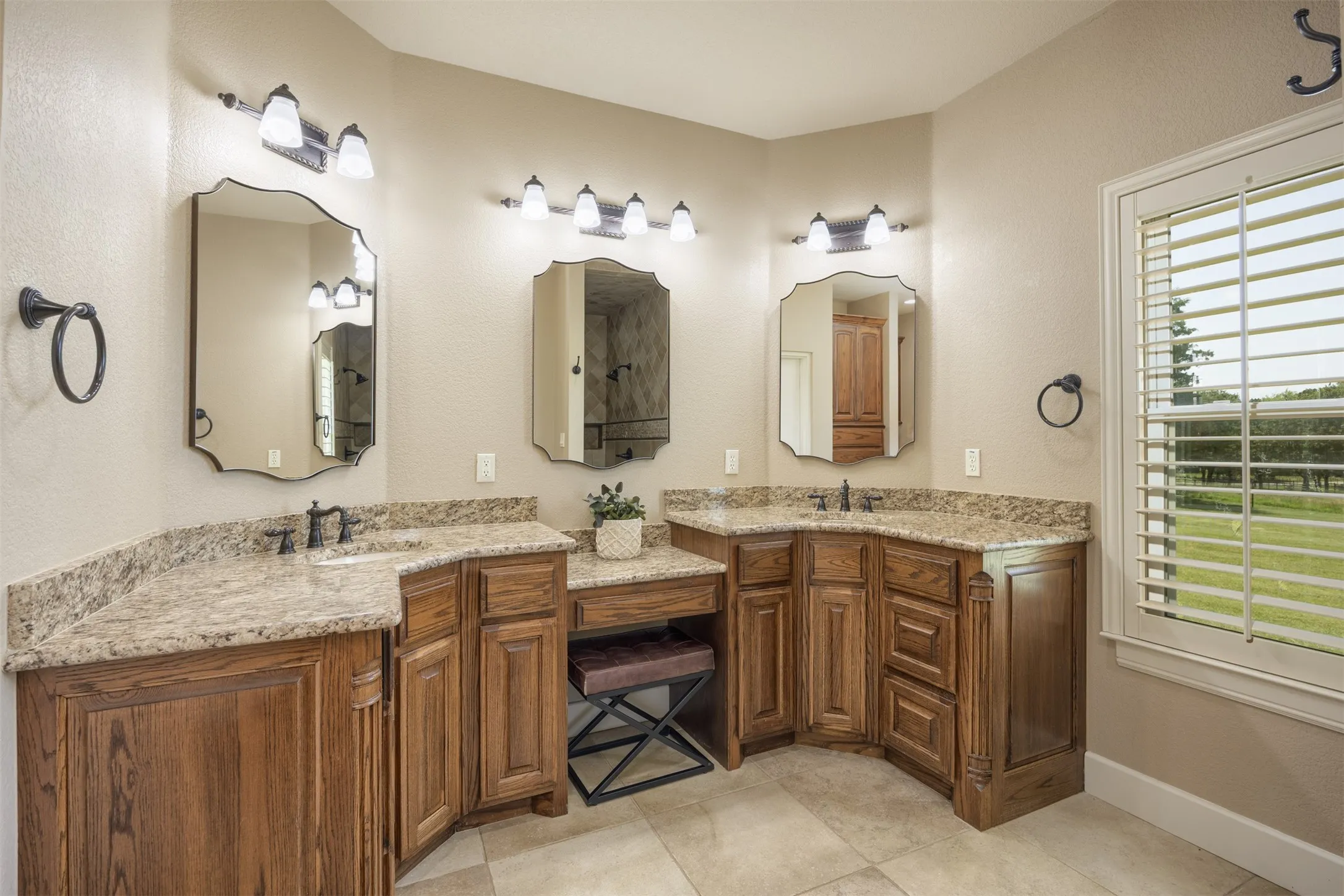 Single Family Residence For Sale in Grayson County , 1131 Harvey Lane, Denison, Texas 75020, 4 Bedroom, 4 Bathroom, 2 Garage spaces, 4,229 Sqft, built in 2008, mls#21316583, Real Estate Agent in Denison, Homes For Sale in Grayson county, Homes For Sale in Denison, Realtor in Denison Texas, Real Estate Brokerage Independent Realty Texas, Luminita Cordes Realtor