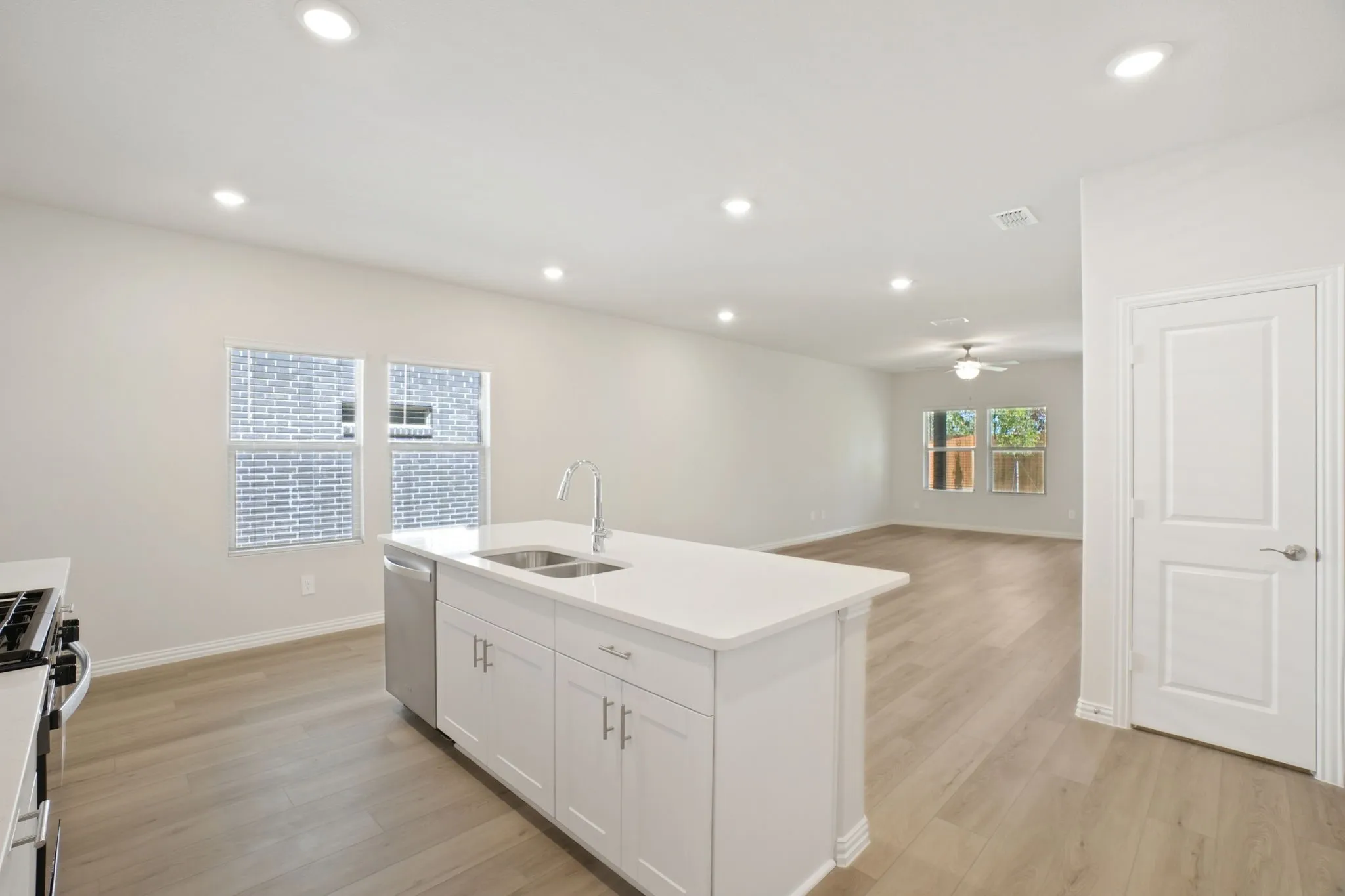  Photo is not of the actual home, but is an inspirational photo of builder’s model home and may depict options, furnishings, and/or decorator features that are not included.
