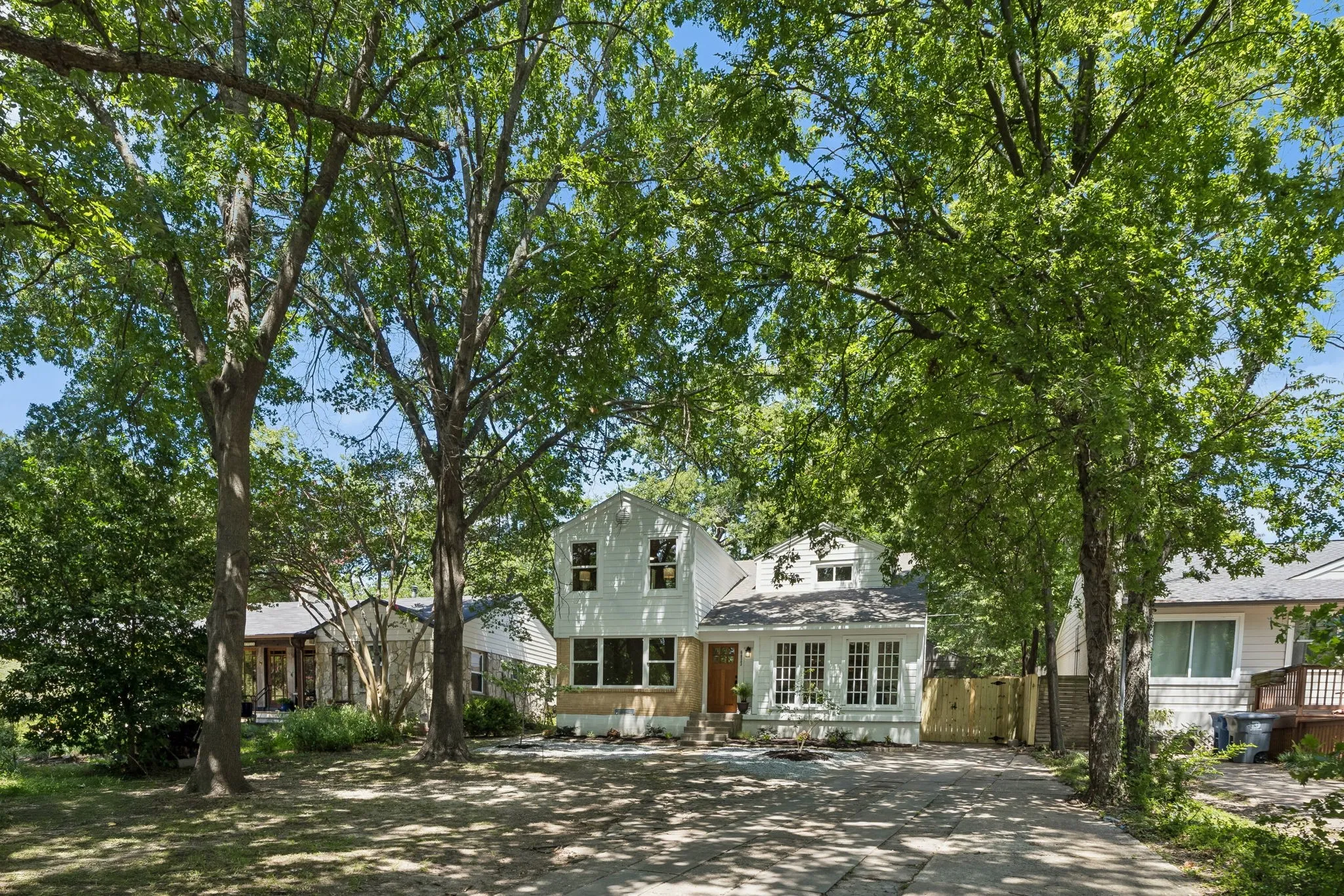 Single Family Residence For Sale in Dallas County , 6823 E Grand Avenue, Dallas, Texas 75223, 3 Bedroom, 3 Bathroom, Garage spaces, 1,924 Sqft, built in 1948, mls#21315771, Real Estate Agent in Dallas, Homes For Sale in Dallas county, Homes For Sale in Dallas, Realtor in Dallas Texas, Real Estate Brokerage Independent Realty Texas, Luminita Cordes Realtor