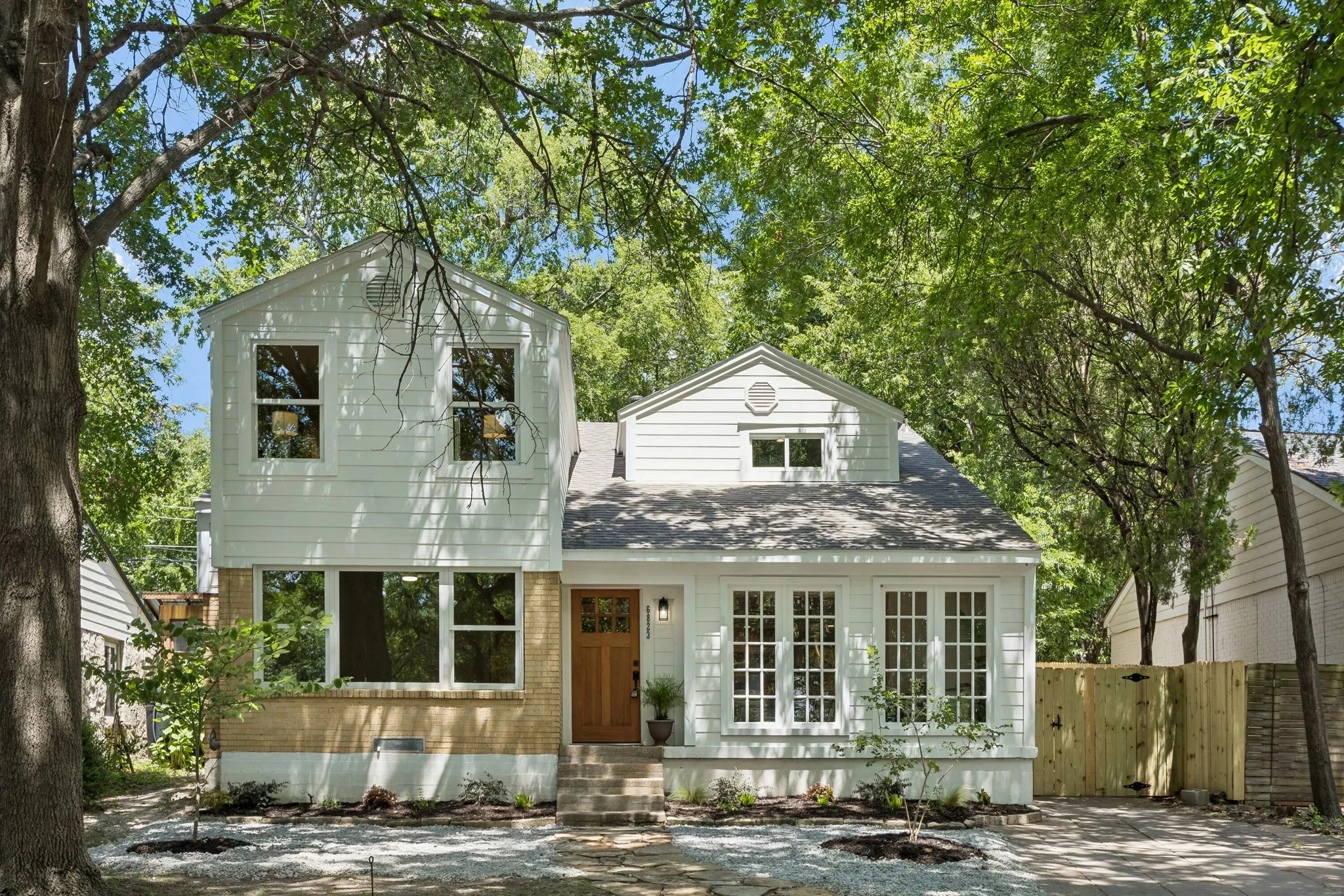 Single Family Residence For Sale in Dallas County , 6823 E Grand Avenue, Dallas, Texas 75223, 3 Bedroom, 3 Bathroom, Garage spaces, 1,924 Sqft, built in 1948, mls#21315771, Real Estate Agent in Dallas, Homes For Sale in Dallas county, Homes For Sale in Dallas, Realtor in Dallas Texas, Real Estate Brokerage Independent Realty Texas, Luminita Cordes Realtor