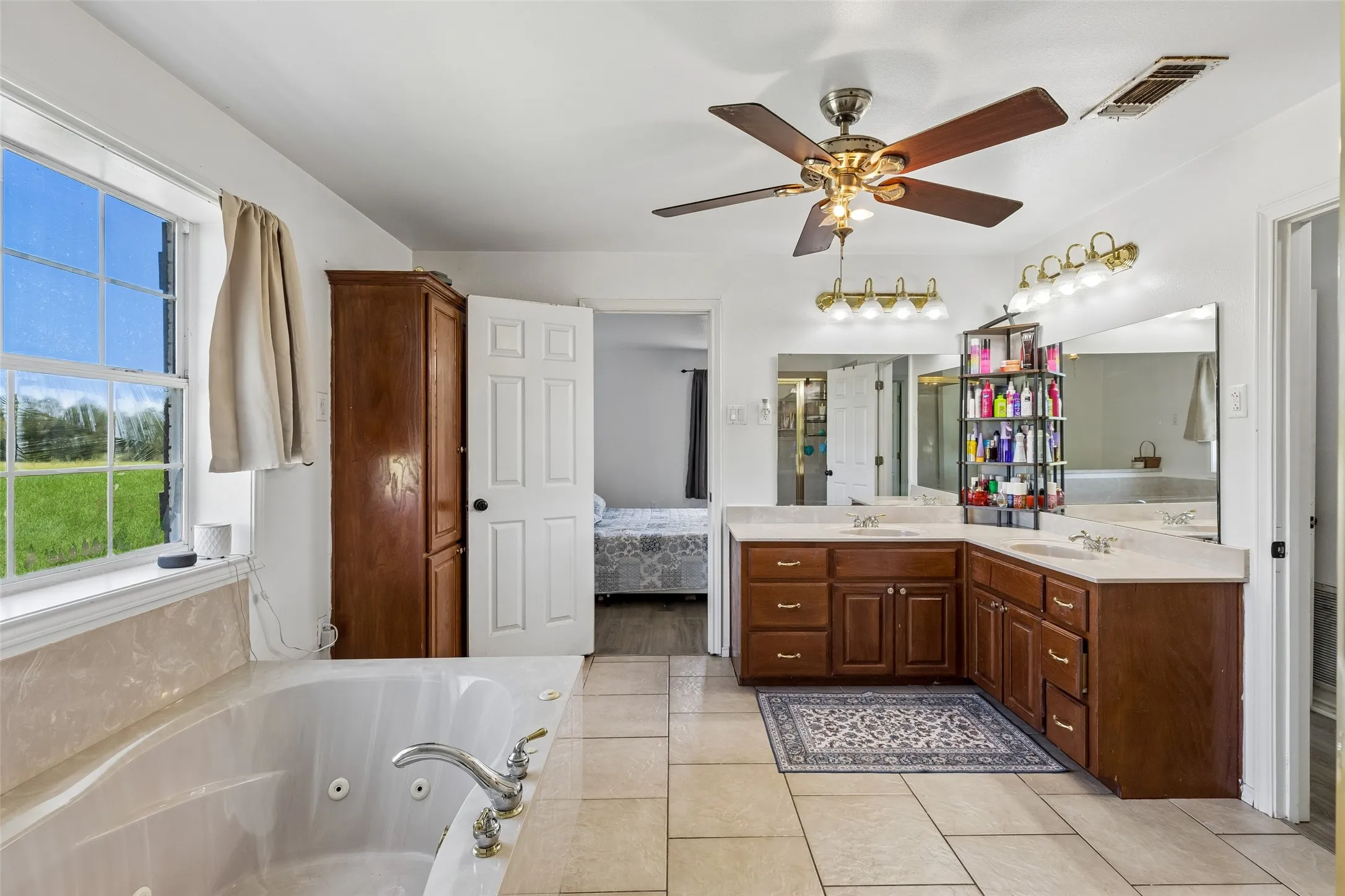 Farm For Sale in Van Zandt County , 2986 Vz County Road 3208, Wills Point, Texas 75169, 4 Bedroom, 2 Bathroom, Garage spaces, 3,329 Sqft, built in 1970, mls#21314009, Real Estate Agent in Wills Point, Homes For Sale in Van Zandt county, Homes For Sale in Wills Point, Realtor in Wills Point Texas, Real Estate Brokerage Independent Realty Texas, Luminita Cordes Realtor