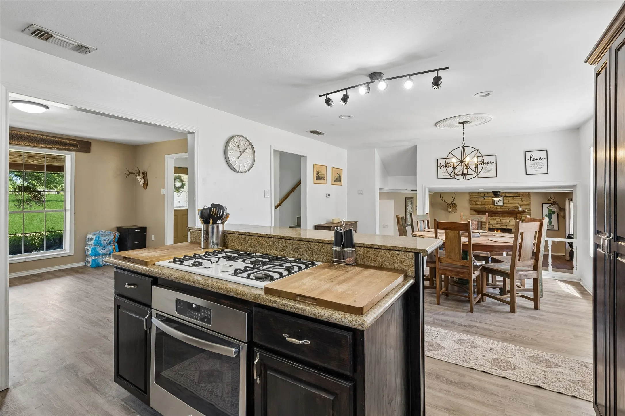 Farm For Sale in Van Zandt County , 2986 Vz County Road 3208, Wills Point, Texas 75169, 4 Bedroom, 2 Bathroom, Garage spaces, 3,329 Sqft, built in 1970, mls#21314009, Real Estate Agent in Wills Point, Homes For Sale in Van Zandt county, Homes For Sale in Wills Point, Realtor in Wills Point Texas, Real Estate Brokerage Independent Realty Texas, Luminita Cordes Realtor