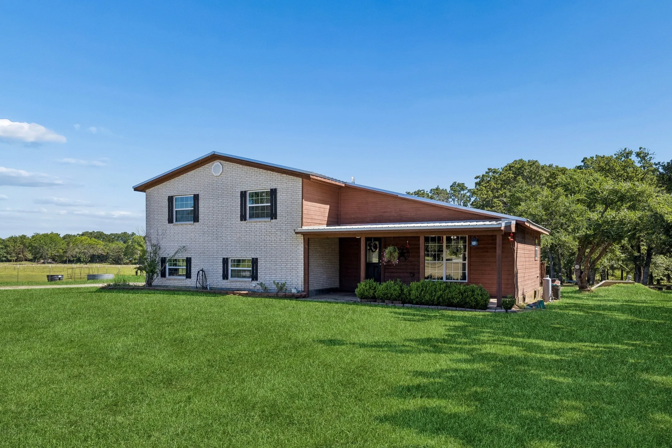 Farm For Sale in Van Zandt County , 2986 Vz County Road 3208, Wills Point, Texas 75169, 4 Bedroom, 2 Bathroom, Garage spaces, 3,329 Sqft, built in 1970, mls#21314009, Real Estate Agent in Wills Point, Homes For Sale in Van Zandt county, Homes For Sale in Wills Point, Realtor in Wills Point Texas, Real Estate Brokerage Independent Realty Texas, Luminita Cordes Realtor