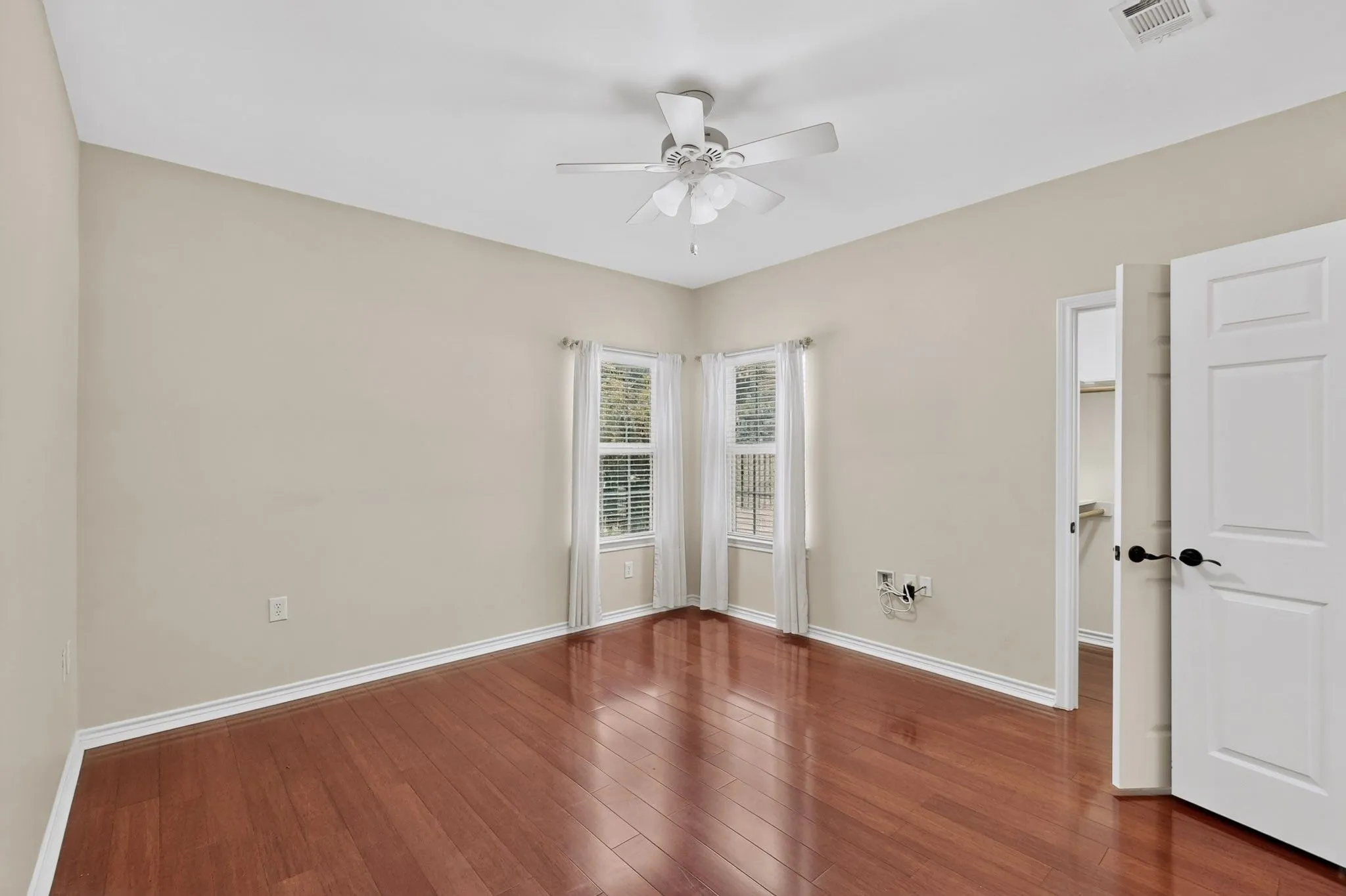 Single Family Residence For Sale in Kaufman County , 108 Cape Shore Drive, Mabank, Texas 75143, 4 Bedroom, 3 Bathroom, 2 Garage spaces, 2,728 Sqft, built in 2016, mls#21318105, Real Estate Agent in Mabank, Homes For Sale in Kaufman county, Homes For Sale in Mabank, Realtor in Mabank Texas, Real Estate Brokerage Independent Realty Texas, Luminita Cordes Realtor