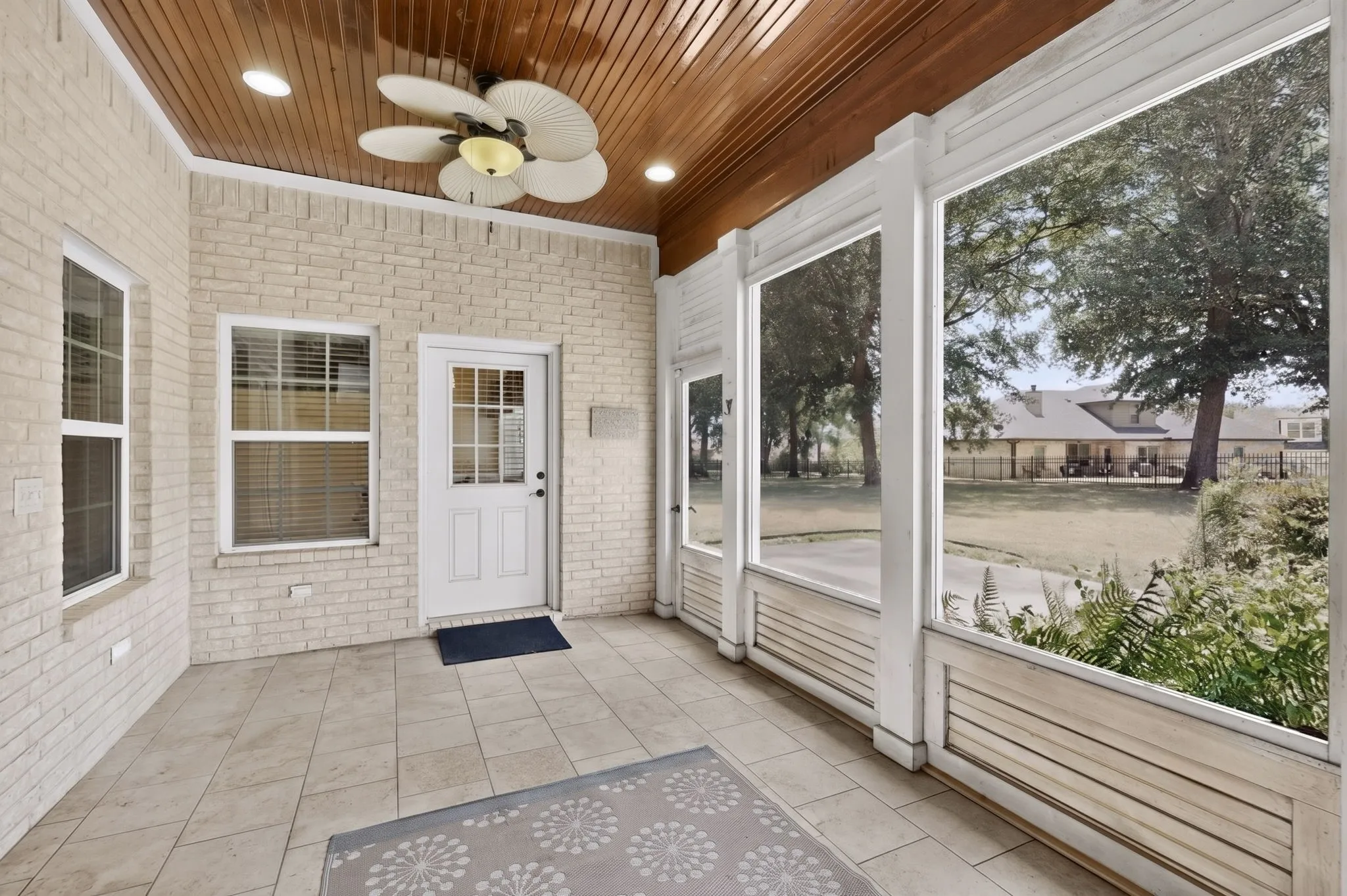 Screened patio featuring a wood-finish ceiling with recessed lighting and a ceiling fan