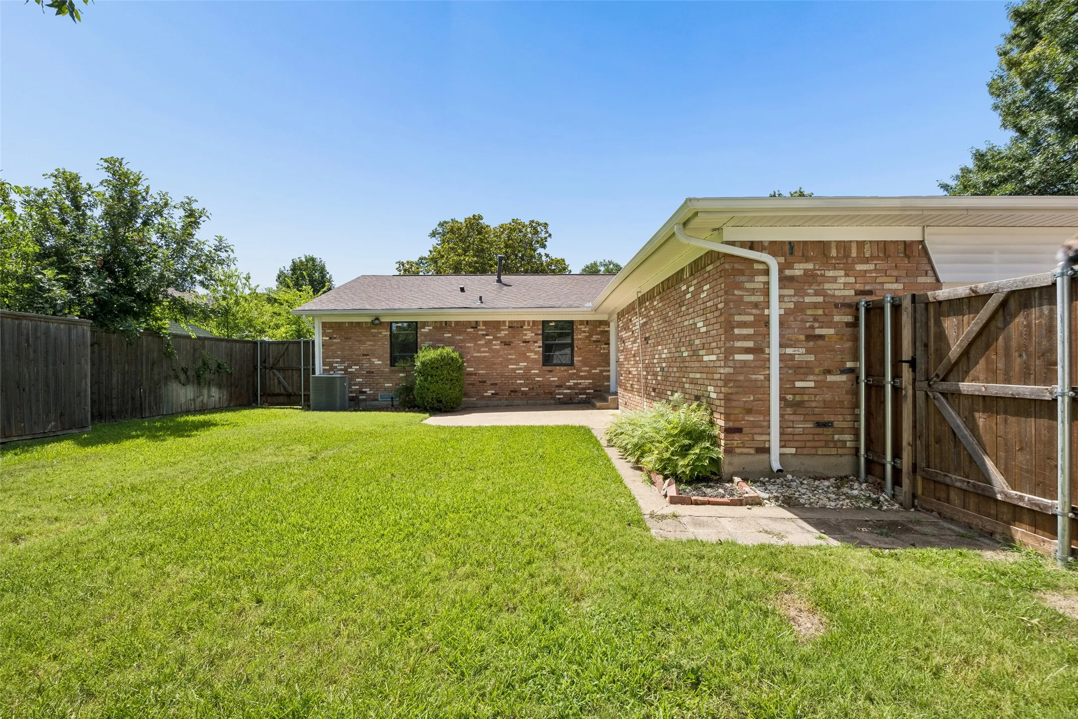 Single Family Residence For Sale in Dallas County , 6225 N Jim Miller Road, Dallas, Texas 75228, 3 Bedroom, 3 Bathroom, 2 Garage spaces, 1,806 Sqft, built in 1964, mls#21315283, Real Estate Agent in Dallas, Homes For Sale in Dallas county, Homes For Sale in Dallas, Realtor in Dallas Texas, Real Estate Brokerage Independent Realty Texas, Luminita Cordes Realtor