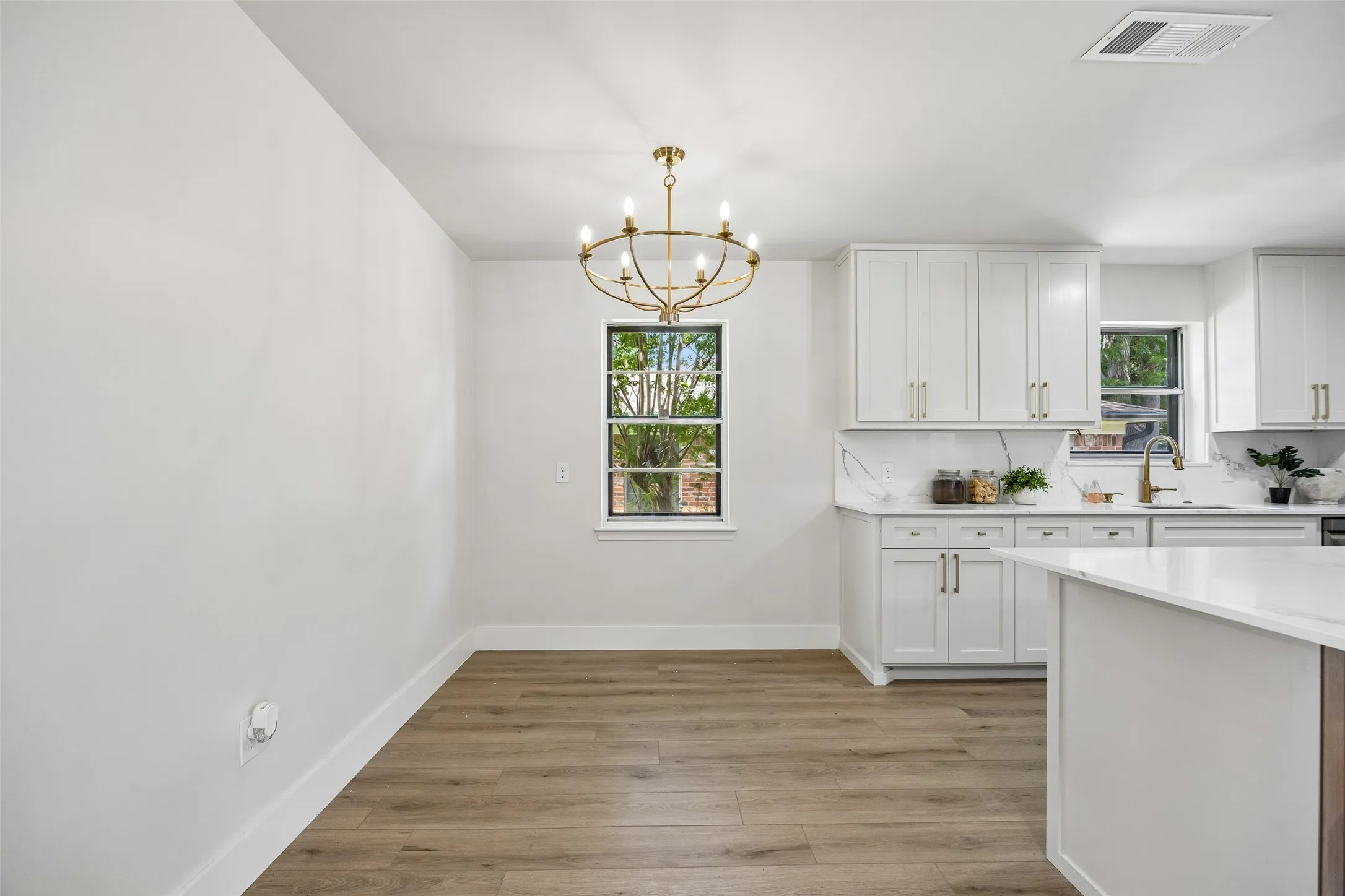 Single Family Residence For Sale in Dallas County , 6225 N Jim Miller Road, Dallas, Texas 75228, 3 Bedroom, 3 Bathroom, 2 Garage spaces, 1,806 Sqft, built in 1964, mls#21315283, Real Estate Agent in Dallas, Homes For Sale in Dallas county, Homes For Sale in Dallas, Realtor in Dallas Texas, Real Estate Brokerage Independent Realty Texas, Luminita Cordes Realtor