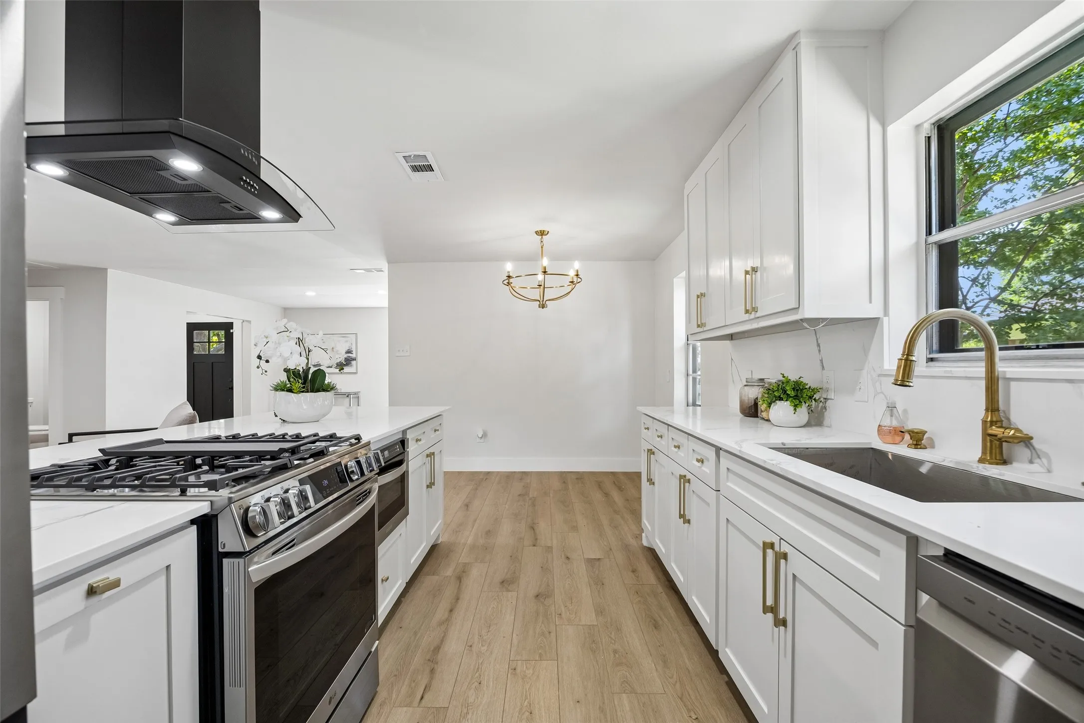 Single Family Residence For Sale in Dallas County , 6225 N Jim Miller Road, Dallas, Texas 75228, 3 Bedroom, 3 Bathroom, 2 Garage spaces, 1,806 Sqft, built in 1964, mls#21315283, Real Estate Agent in Dallas, Homes For Sale in Dallas county, Homes For Sale in Dallas, Realtor in Dallas Texas, Real Estate Brokerage Independent Realty Texas, Luminita Cordes Realtor