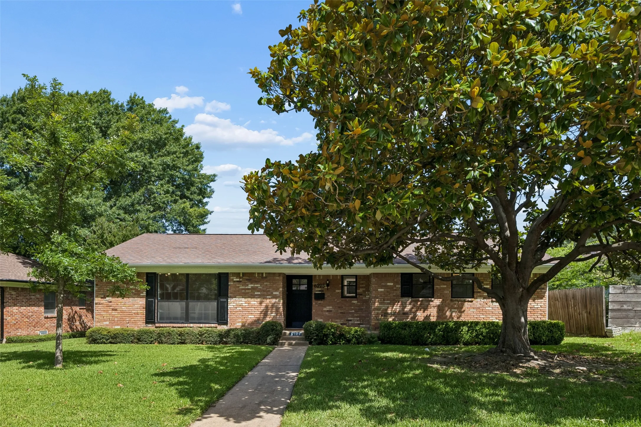 Single Family Residence For Sale in Dallas County , 6225 N Jim Miller Road, Dallas, Texas 75228, 3 Bedroom, 3 Bathroom, 2 Garage spaces, 1,806 Sqft, built in 1964, mls#21315283, Real Estate Agent in Dallas, Homes For Sale in Dallas county, Homes For Sale in Dallas, Realtor in Dallas Texas, Real Estate Brokerage Independent Realty Texas, Luminita Cordes Realtor