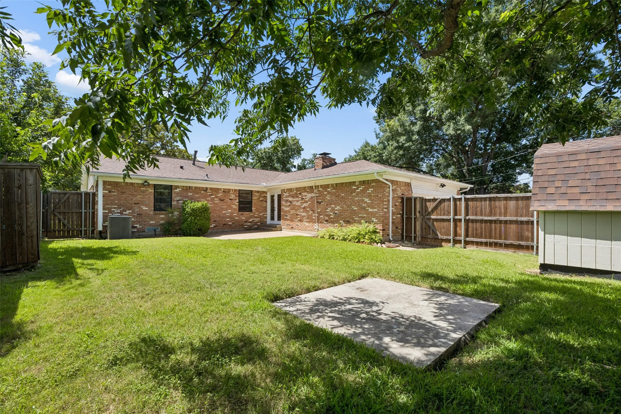 Single Family Residence For Sale in Dallas County , 6225 N Jim Miller Road, Dallas, Texas 75228, 3 Bedroom, 3 Bathroom, 2 Garage spaces, 1,806 Sqft, built in 1964, mls#21315283, Real Estate Agent in Dallas, Homes For Sale in Dallas county, Homes For Sale in Dallas, Realtor in Dallas Texas, Real Estate Brokerage Independent Realty Texas, Luminita Cordes Realtor